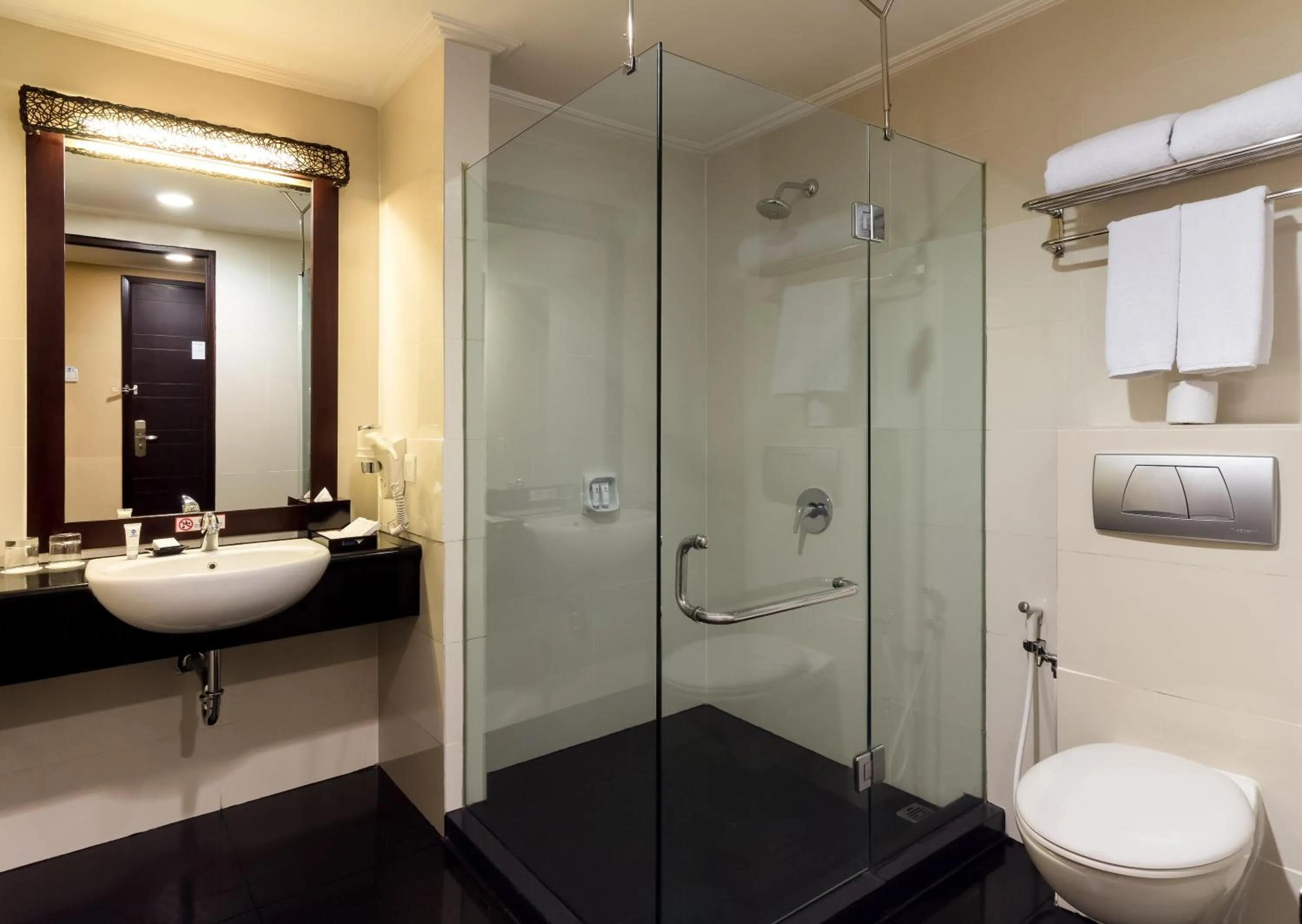 Shower in Best Western Mangga Dua Hotel & Residence