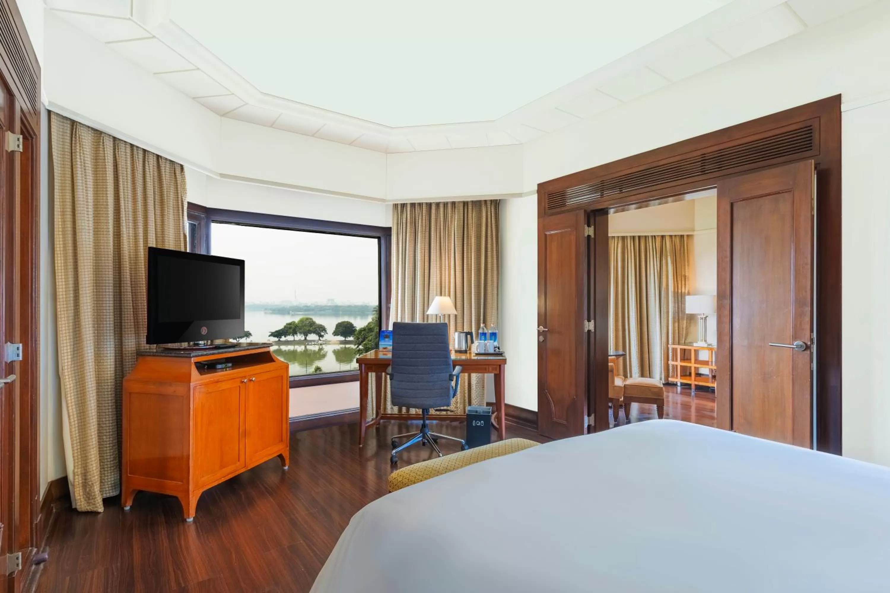 Bedroom, Bed in Hyderabad Marriott Hotel & Convention Centre