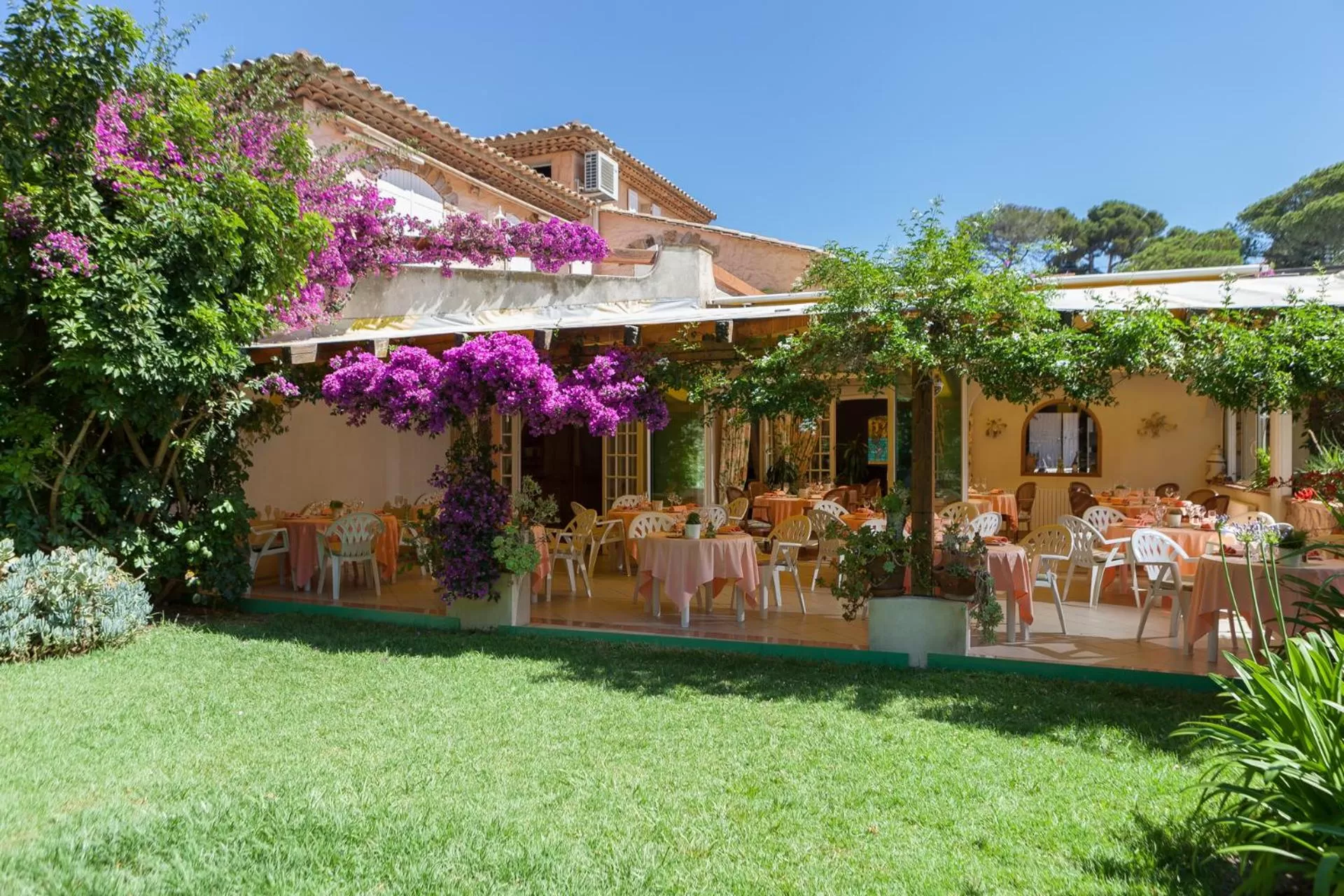 Patio, Property Building in L' Escapade Hôtel & Restaurant