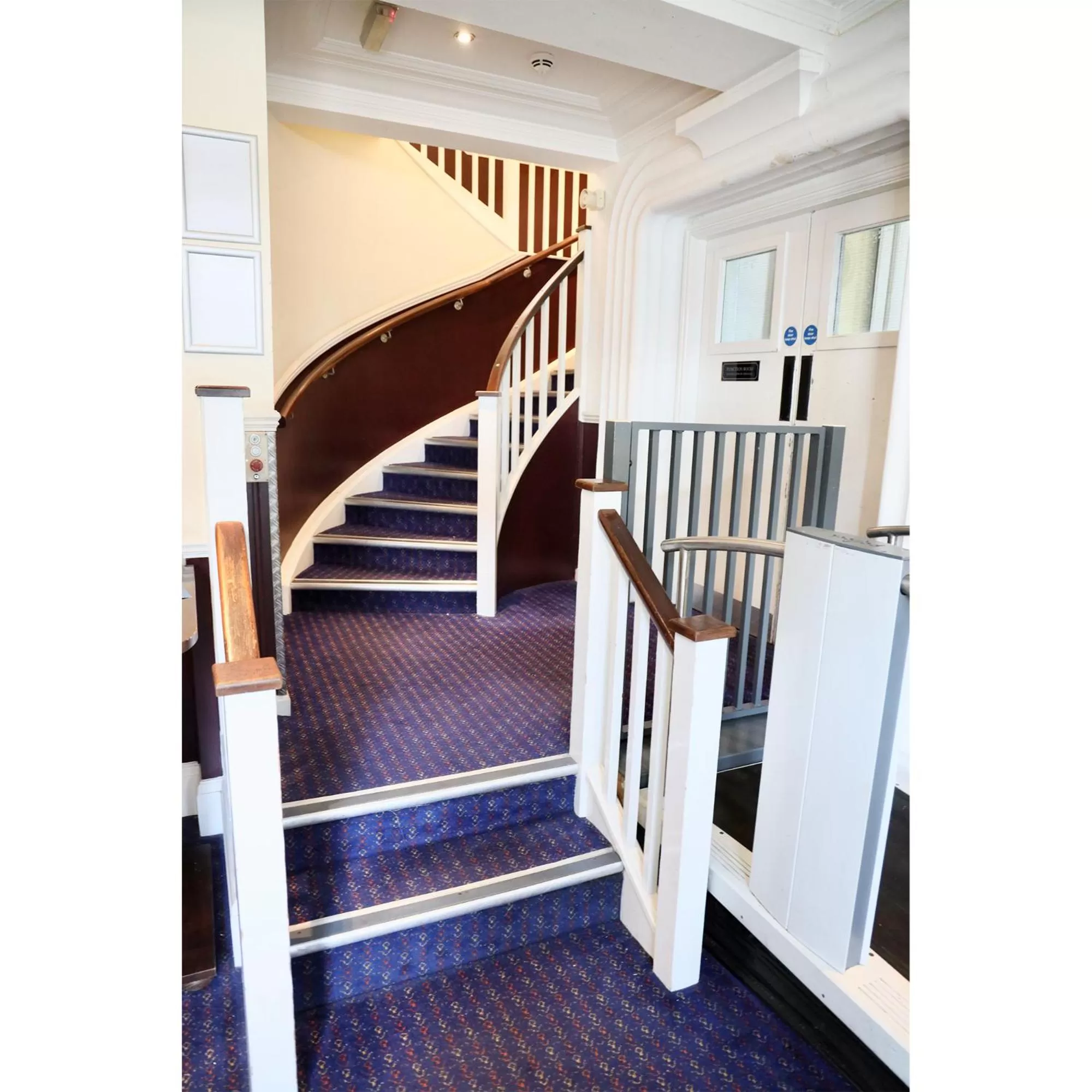 Lobby or reception in Queens Hotel