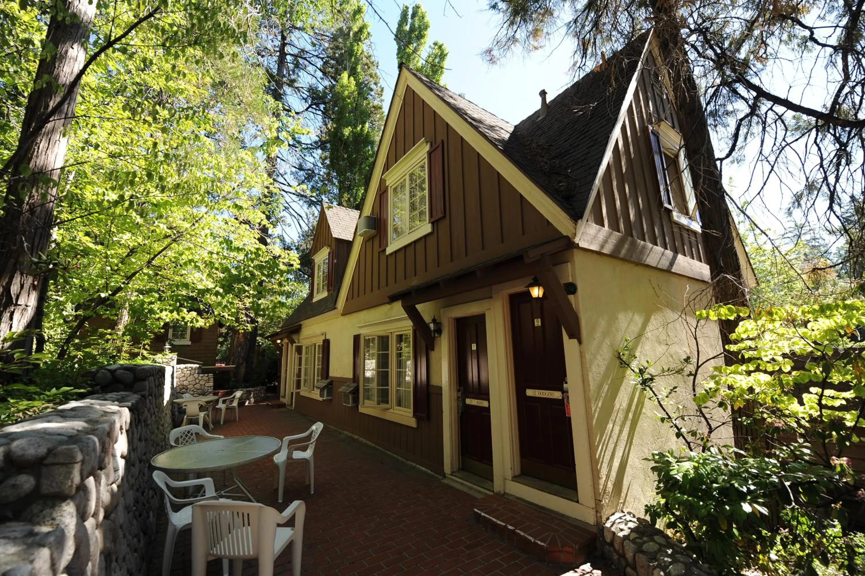 Facade/entrance in Saddleback Inn at Lake Arrowhead