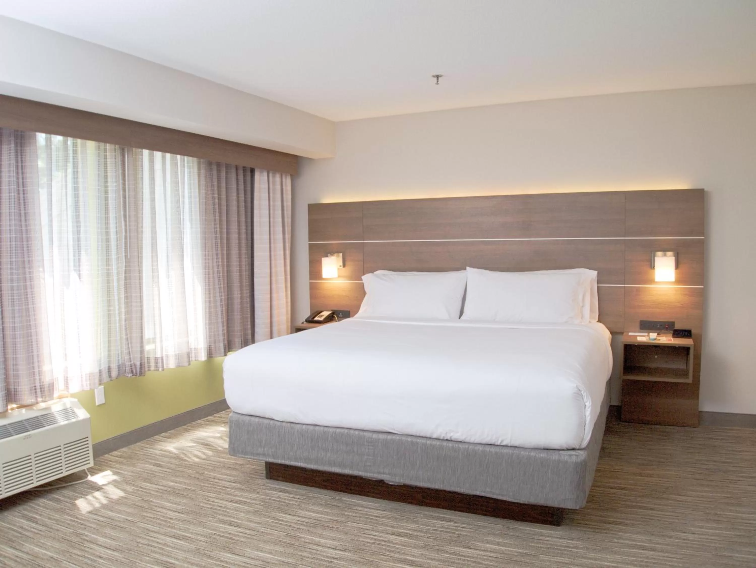 Photo of the whole room, Bed in Holiday Inn Express South Burlington by IHG