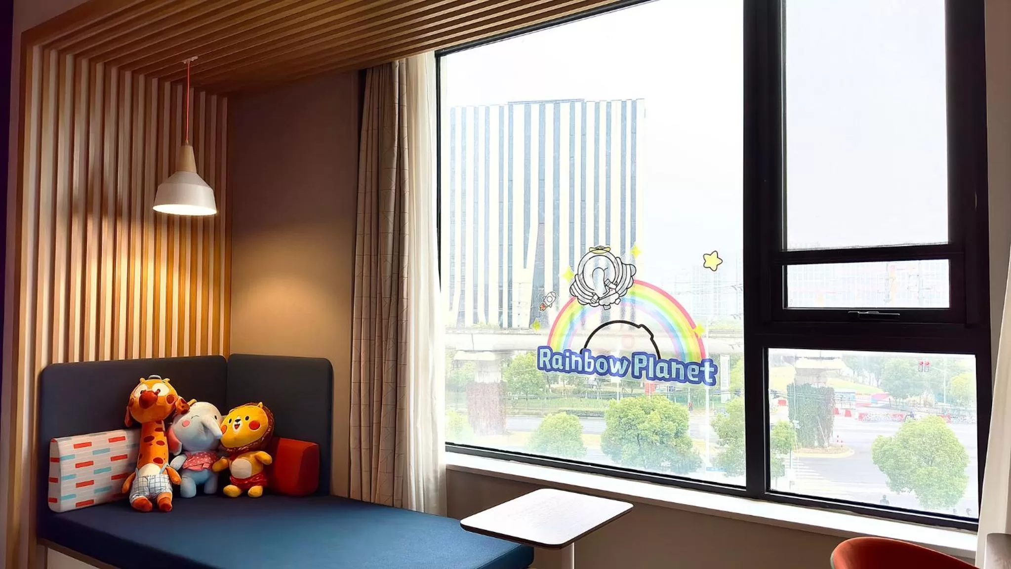 Photo of the whole room, Bed in Holiday Inn Express Shanghai Kangqiao by IHG