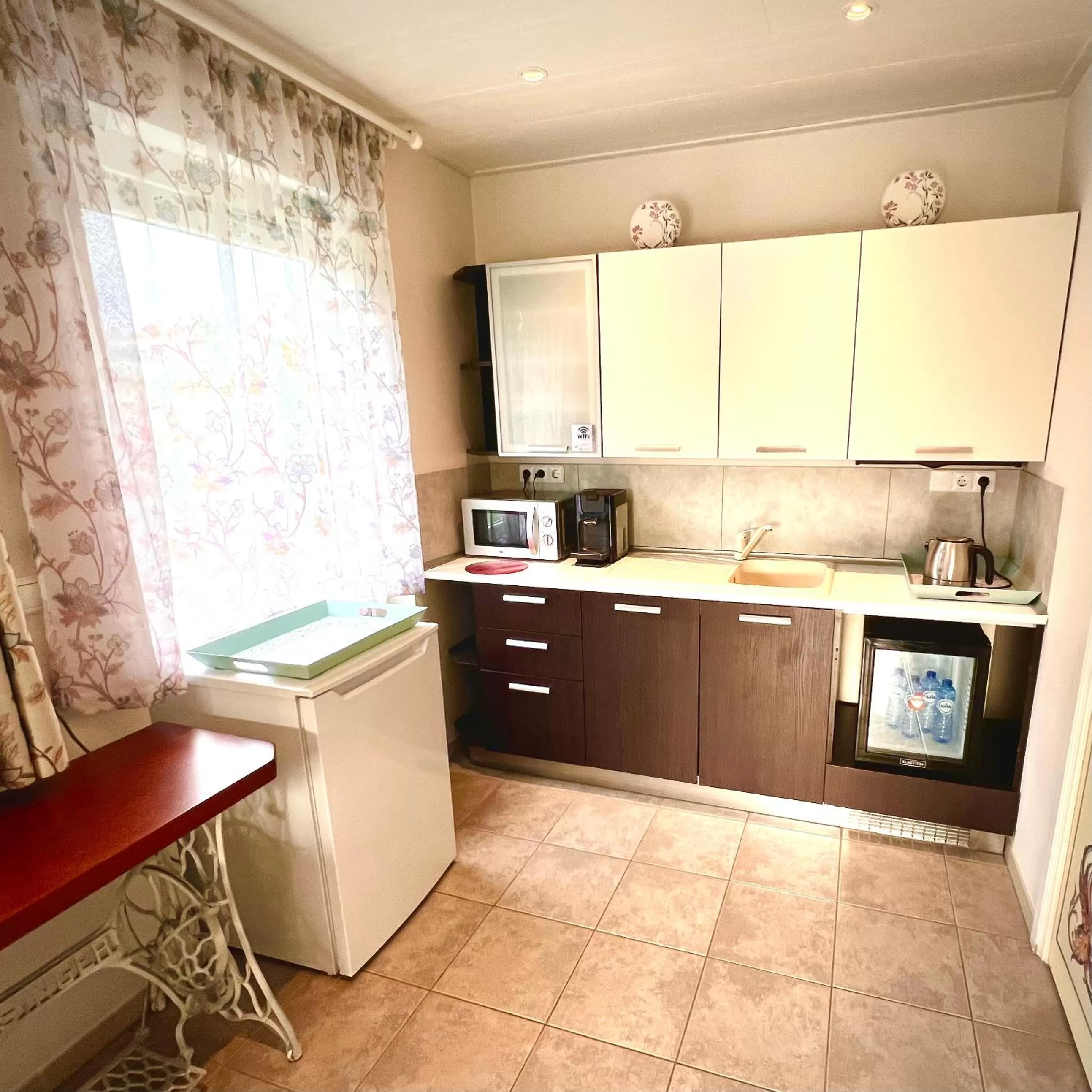 Coffee/tea facilities, Kitchen/Kitchenette in Rooi Bij de Knoptoren B&B