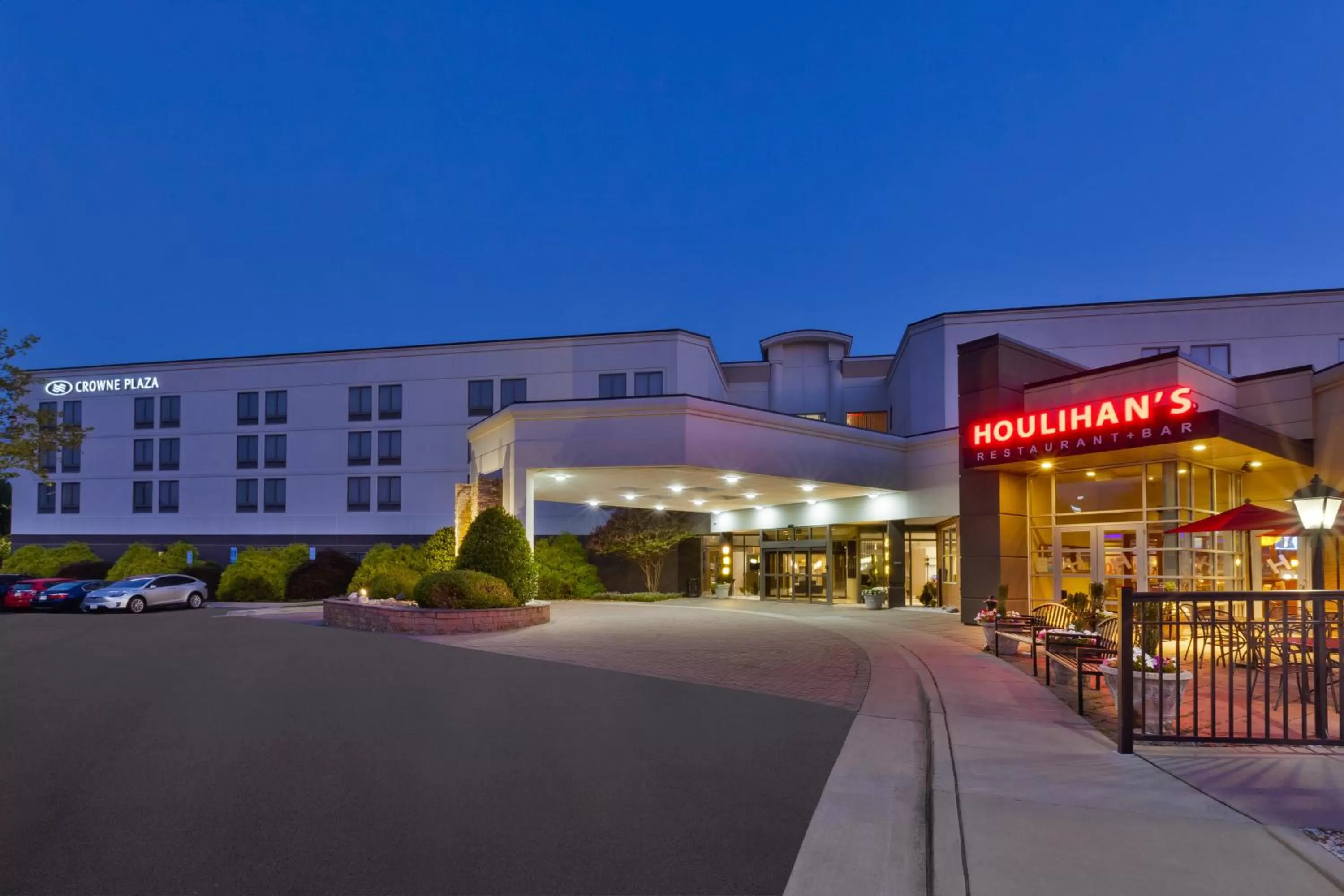 Property building in Crowne Plaza Dulles Airport by IHG