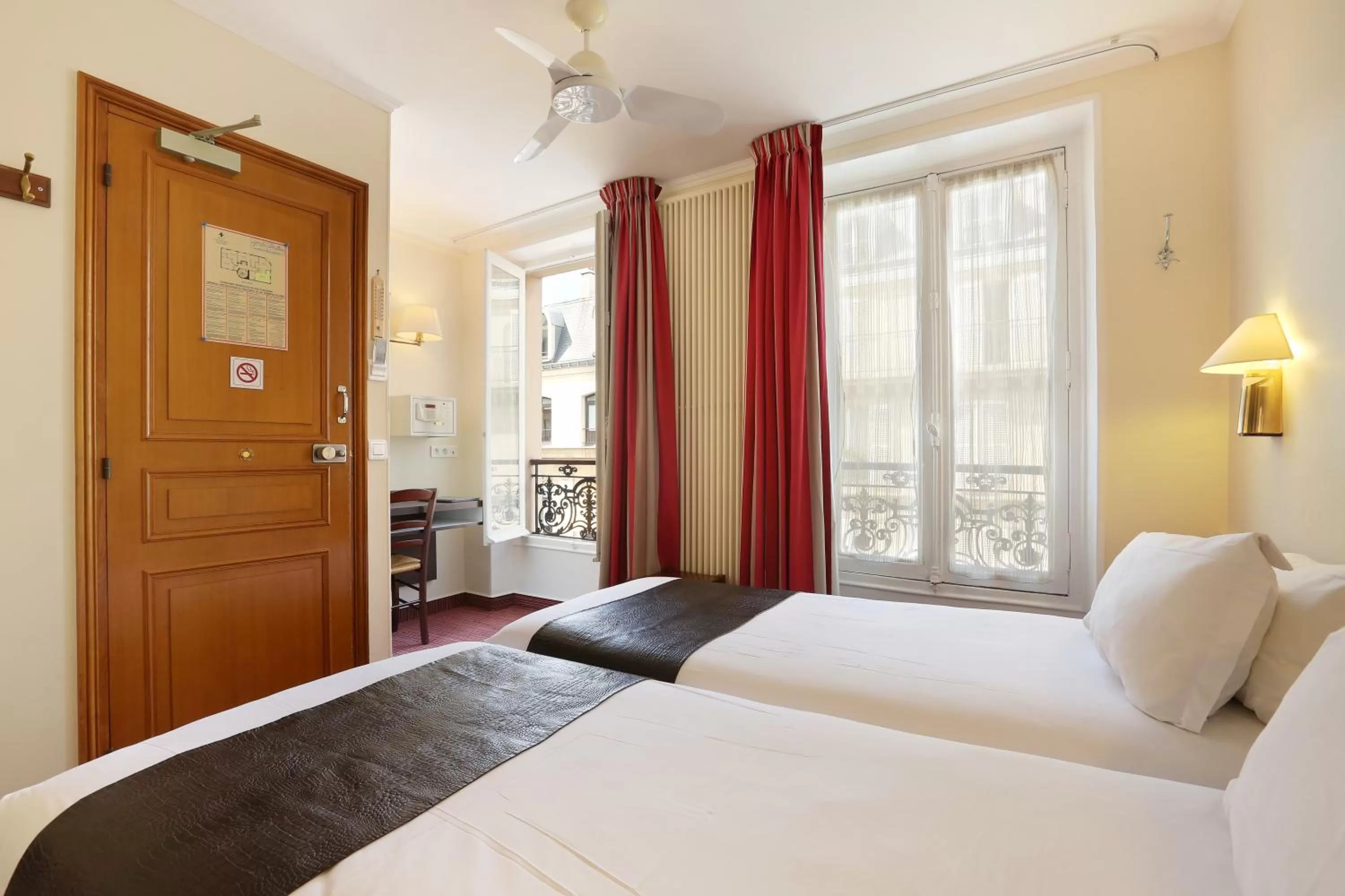 Classic Twin Room in Hotel du College de France