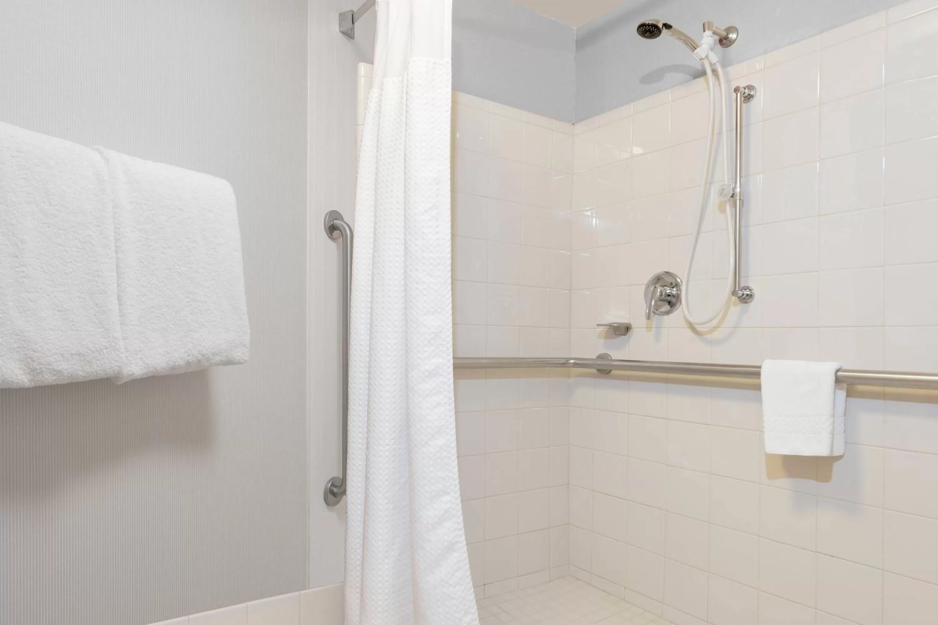 Bathroom in Courtyard Louisville Downtown