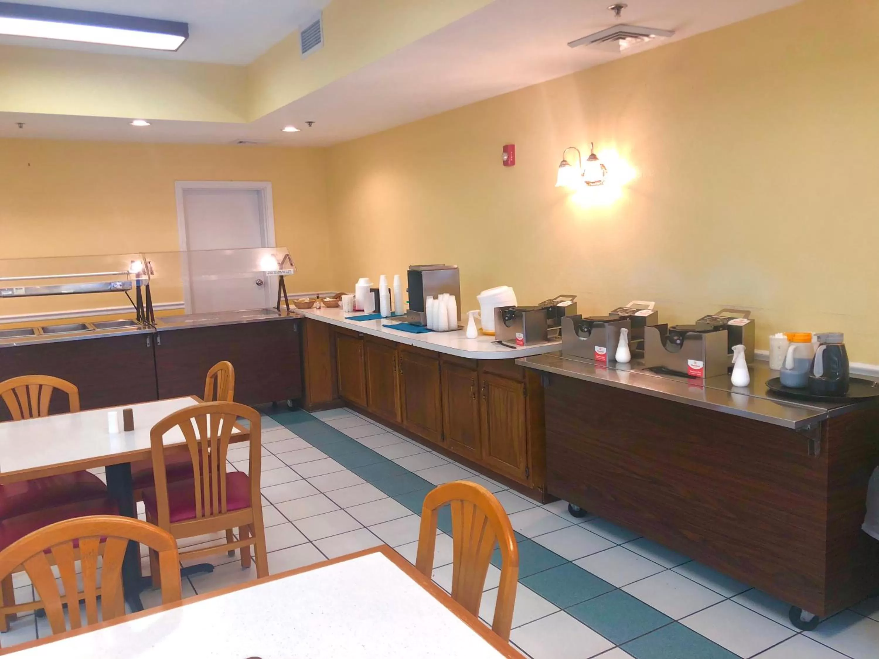 Food and drinks, Restaurant/Places to Eat in Honeysuckle Inn & Conference Center