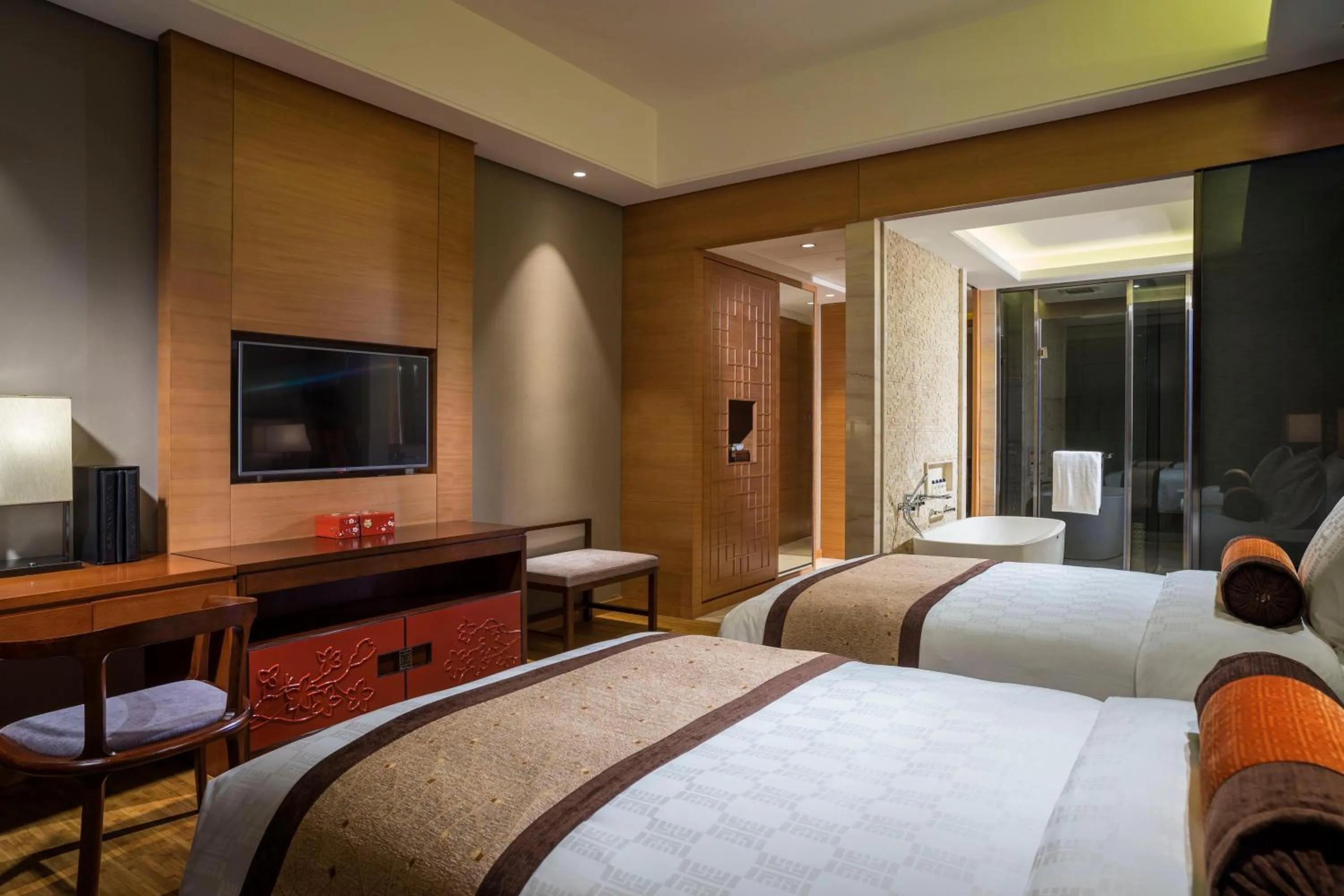 Photo of the whole room, Bed in HUALUXE Yangjiang City Center