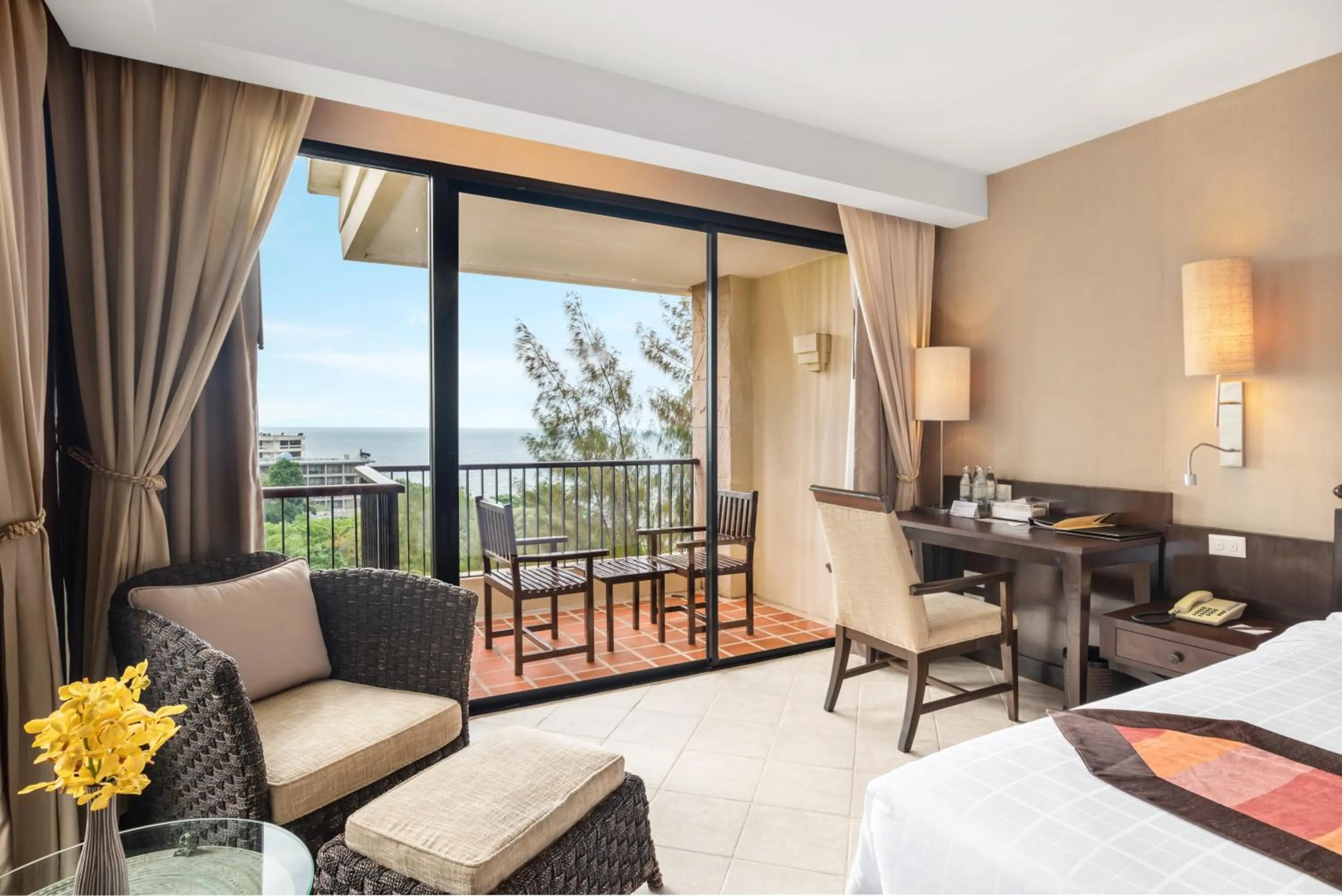 Balcony/Terrace, Bed in Garden Cliff Resort And Spa