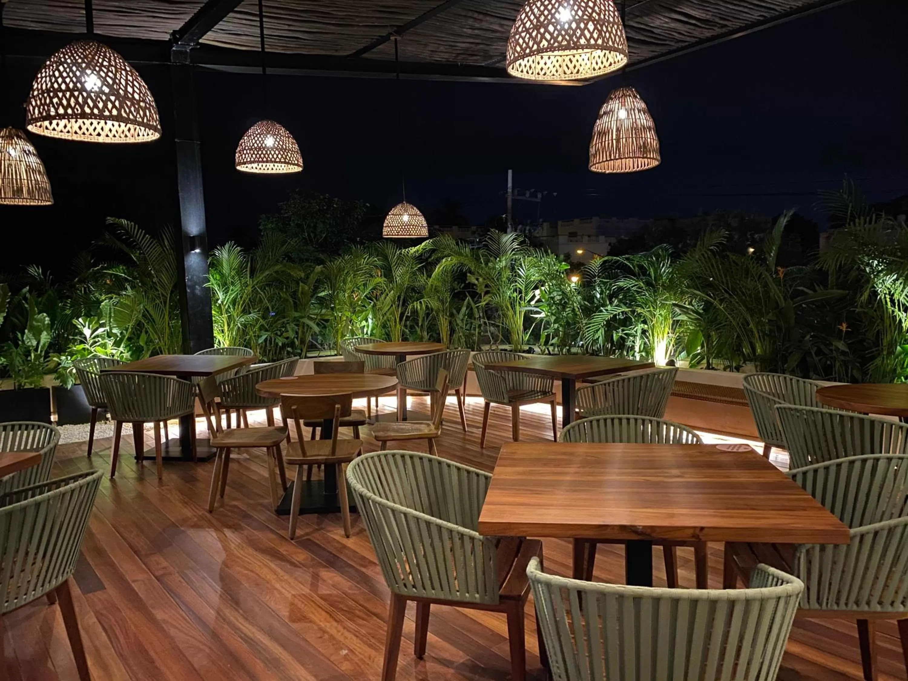 Restaurant/places to eat in Wayam Mundo Imperial