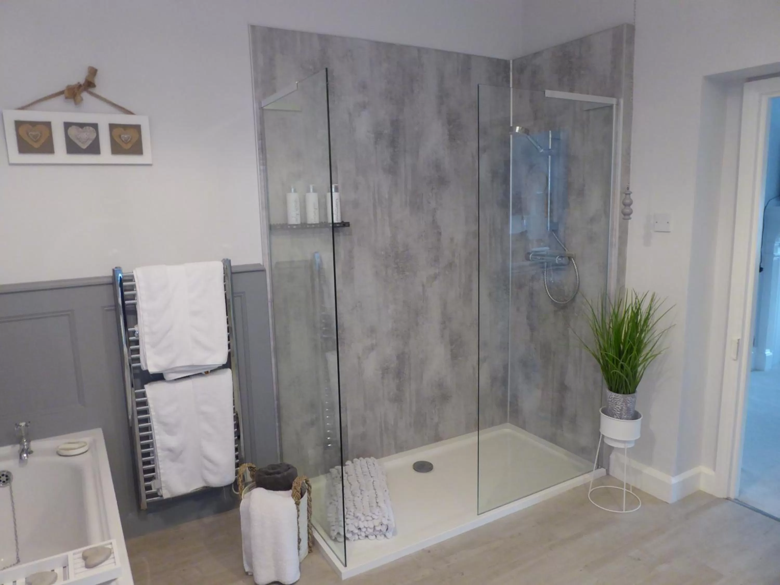 Shower, Bathroom in The Skreen