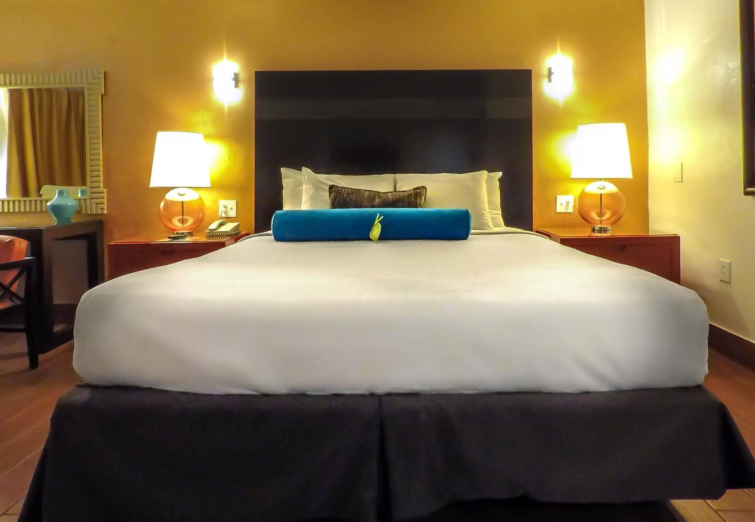 Photo of the whole room, Bed in Adara Palm Springs