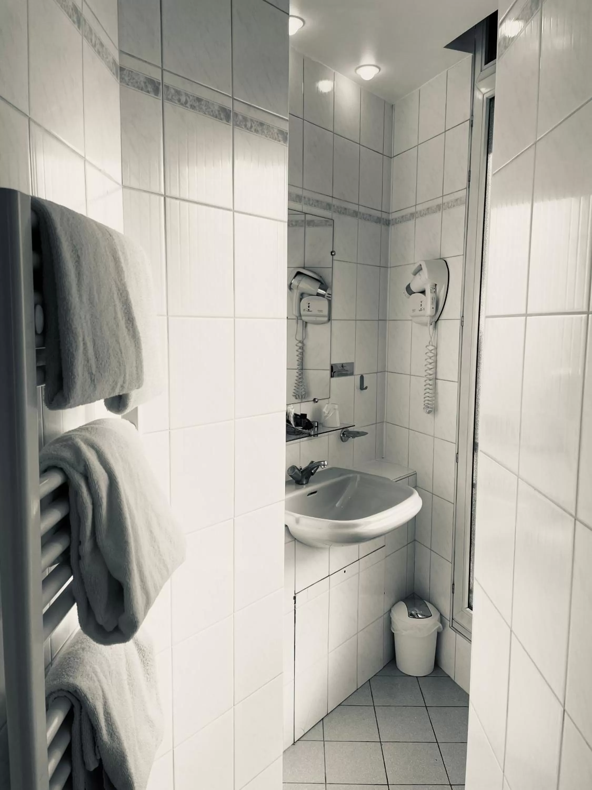 Bathroom in Hôtel Porte Mars Reims Gare Centre Arena