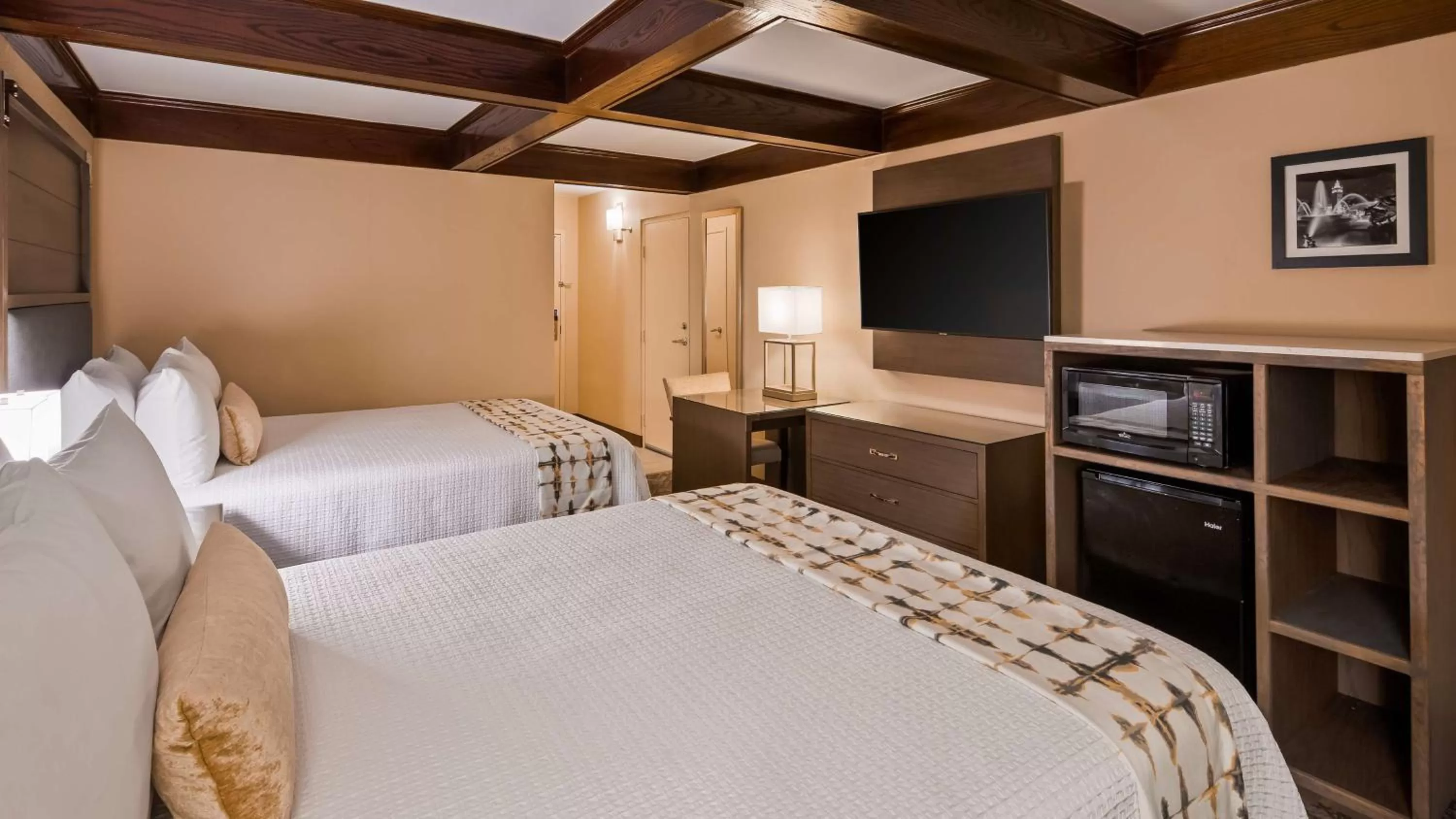 Queen Room with Two Queen Beds and Bath Tub - Disability Access in Best Western Premier Kansas City Sports Complex Hotel