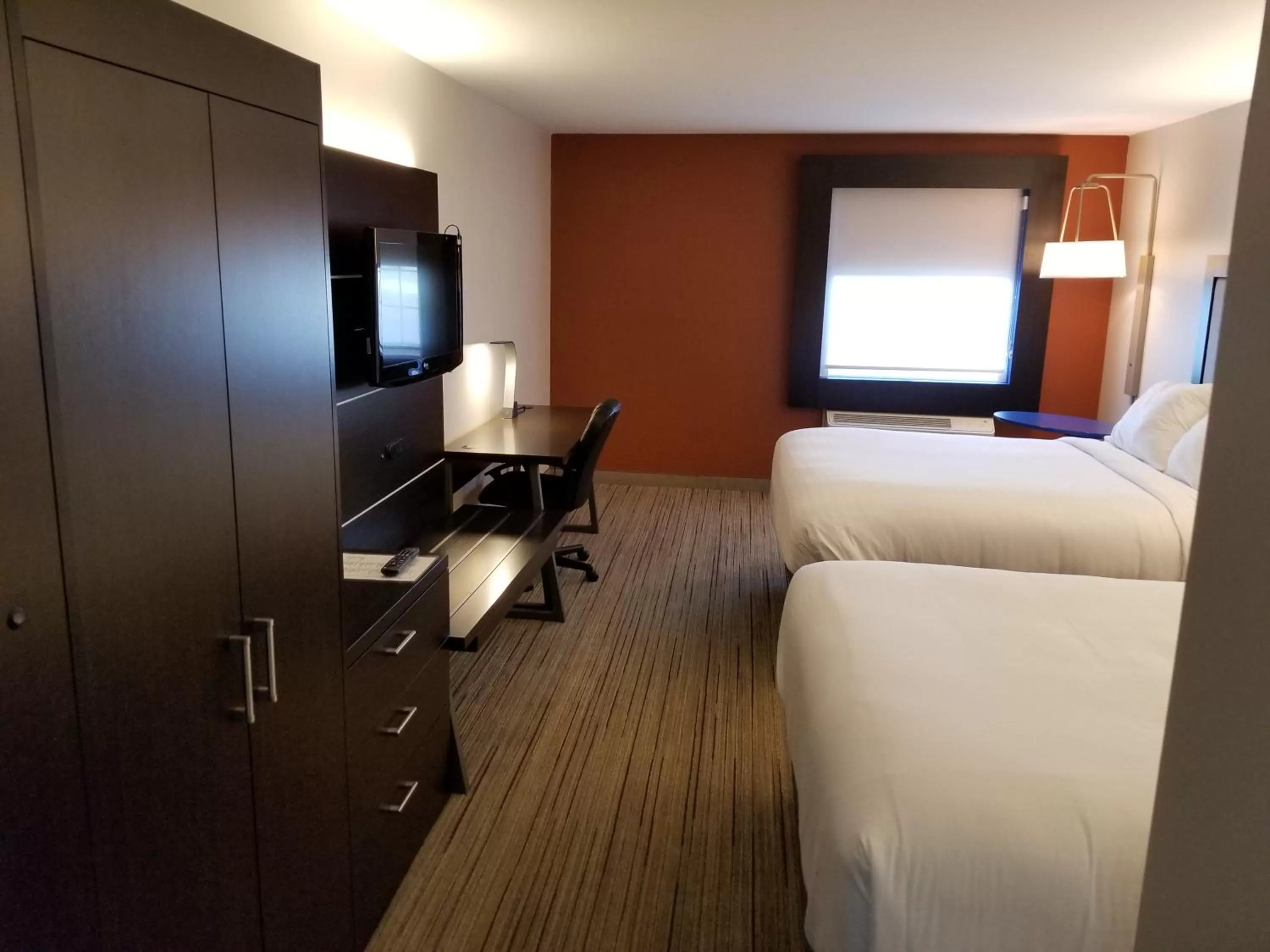 Photo of the whole room, Bed in Holiday Inn Express Birch Run-Frankenmuth Area by IHG