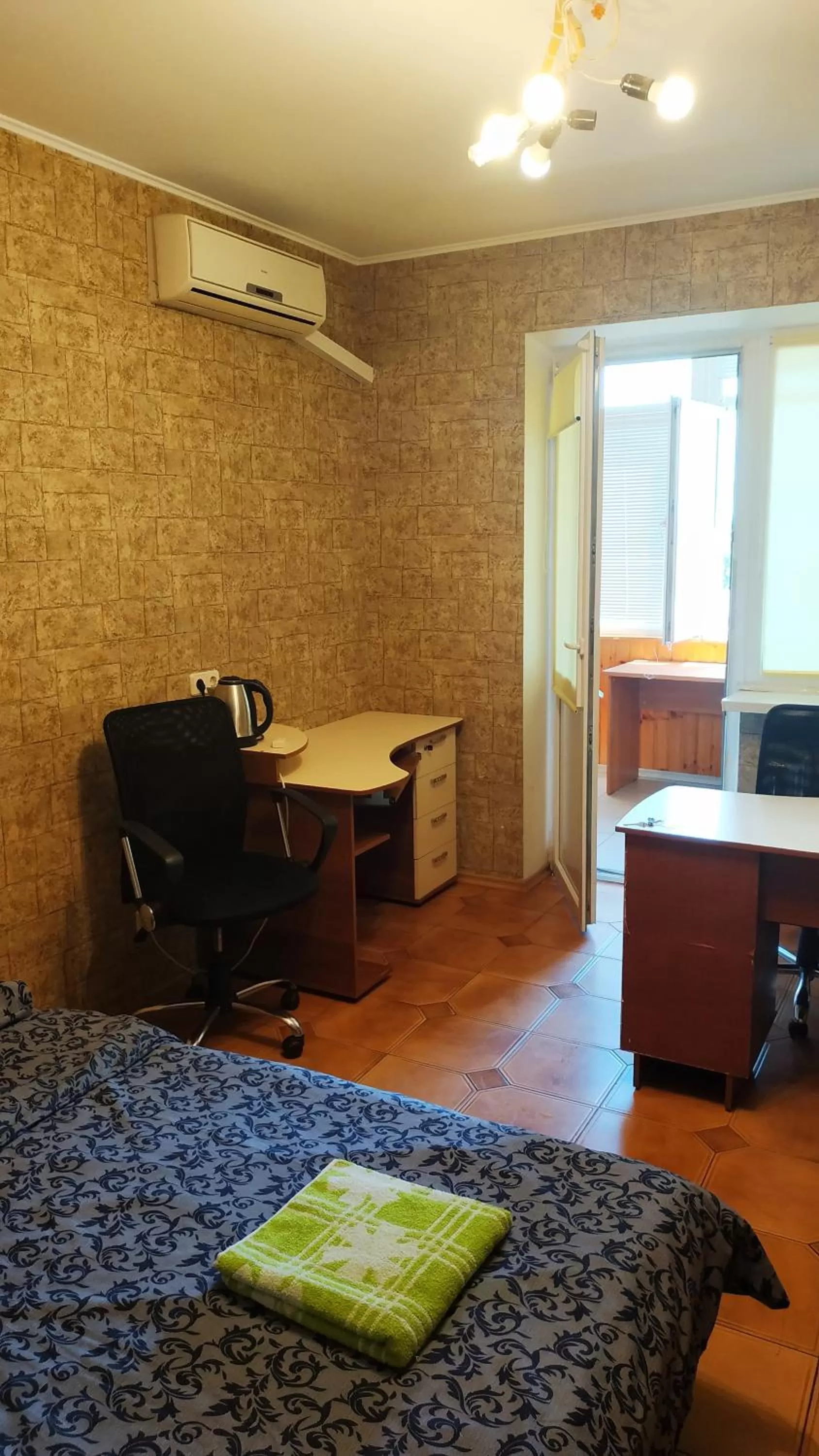 Photo of the whole room in Alaska Fox