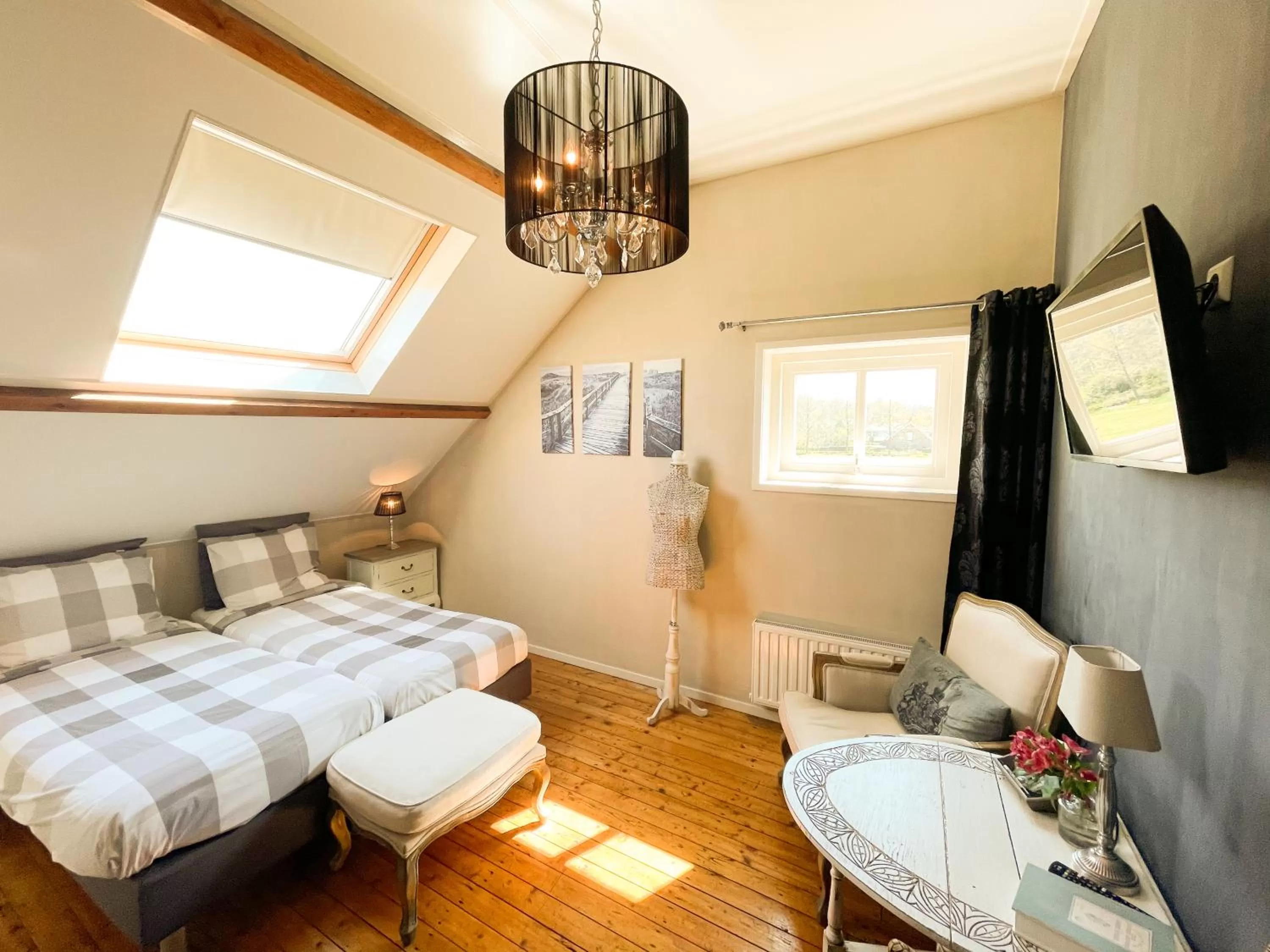 Living room, Bed in Oostmolenhoeve B&B