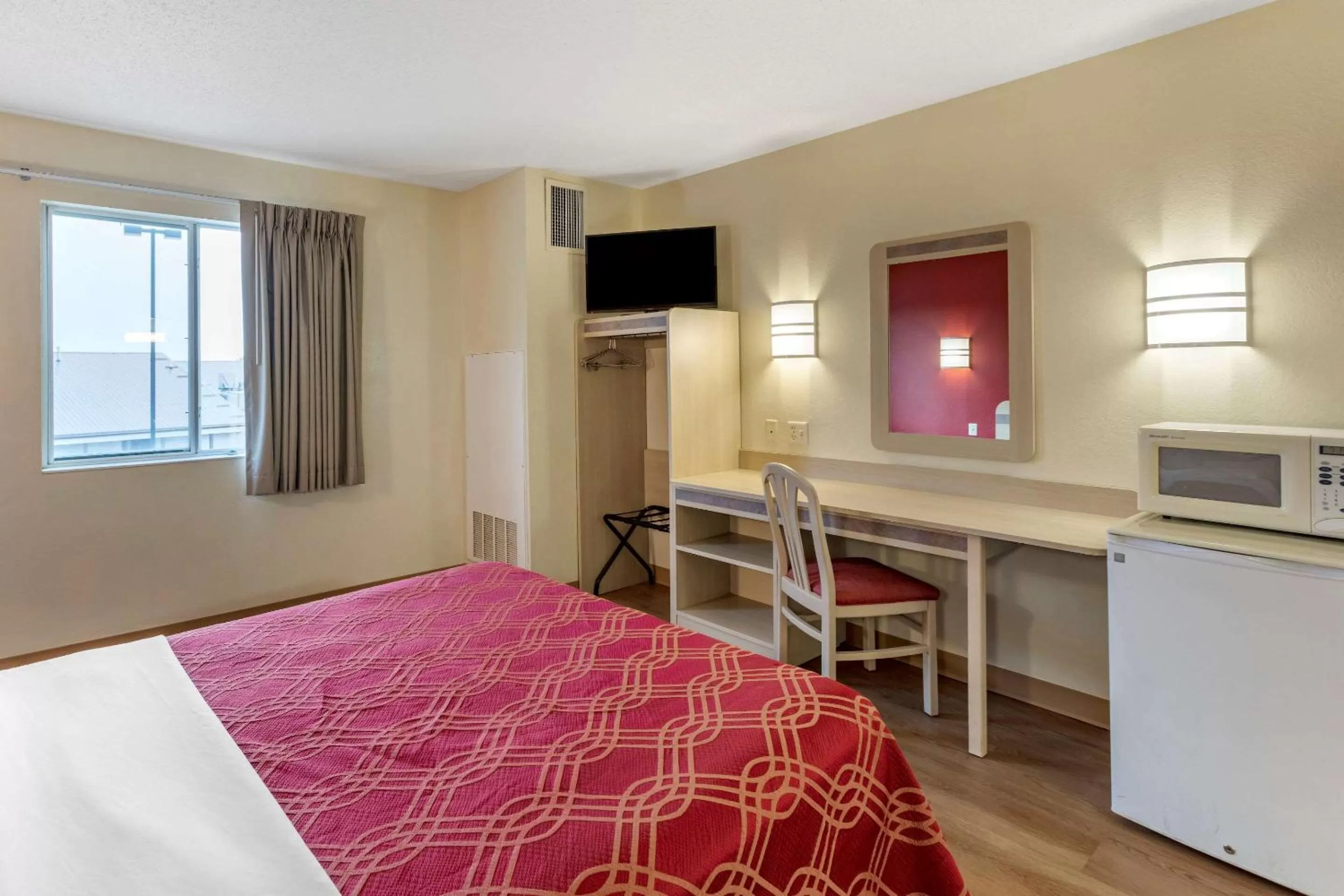 Photo of the whole room, Bed in Econo Lodge