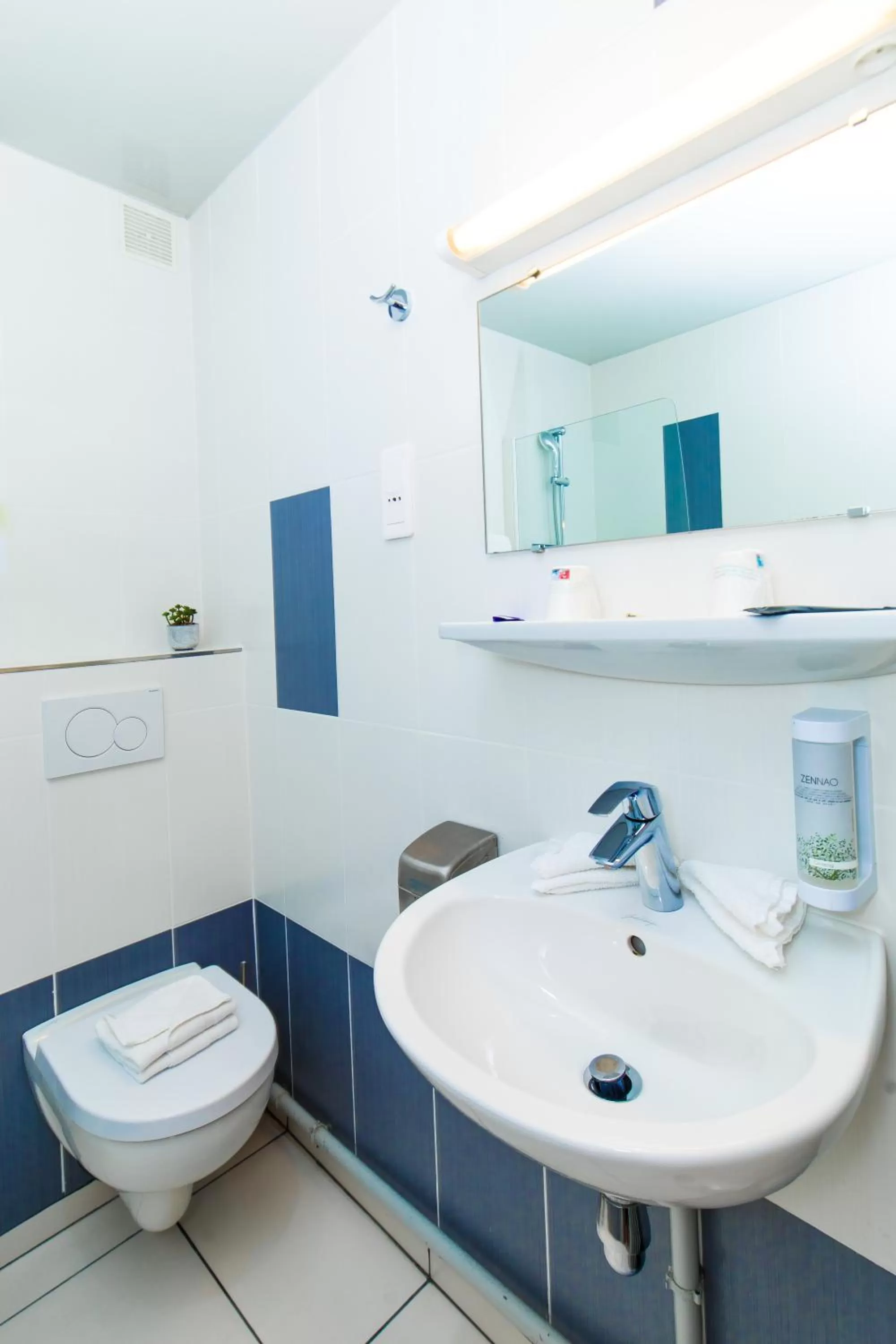 Toilet in HOTEL DE PARIS MONTPARNASSE