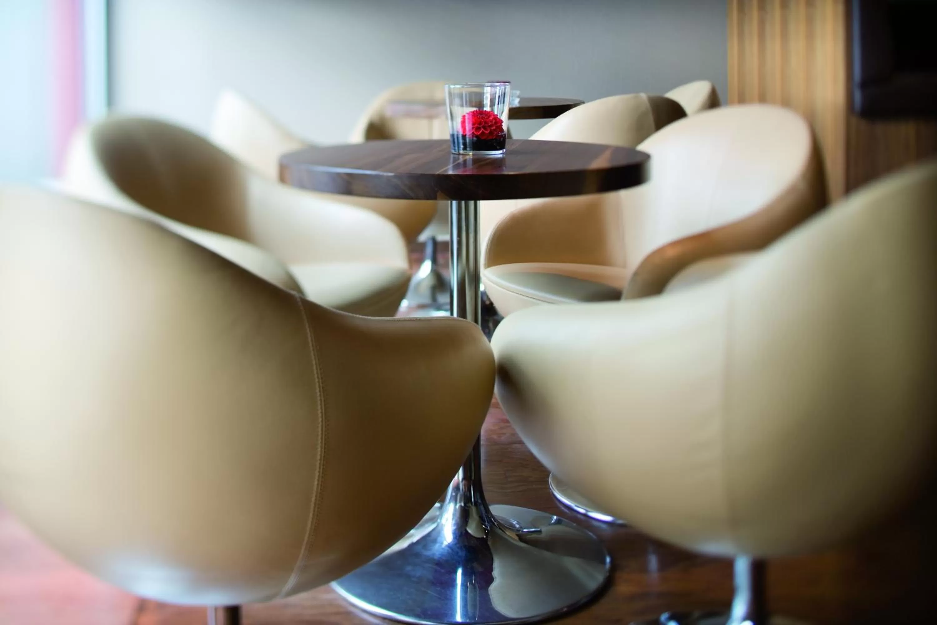 Lounge or bar in Mövenpick Hotel Zurich Airport