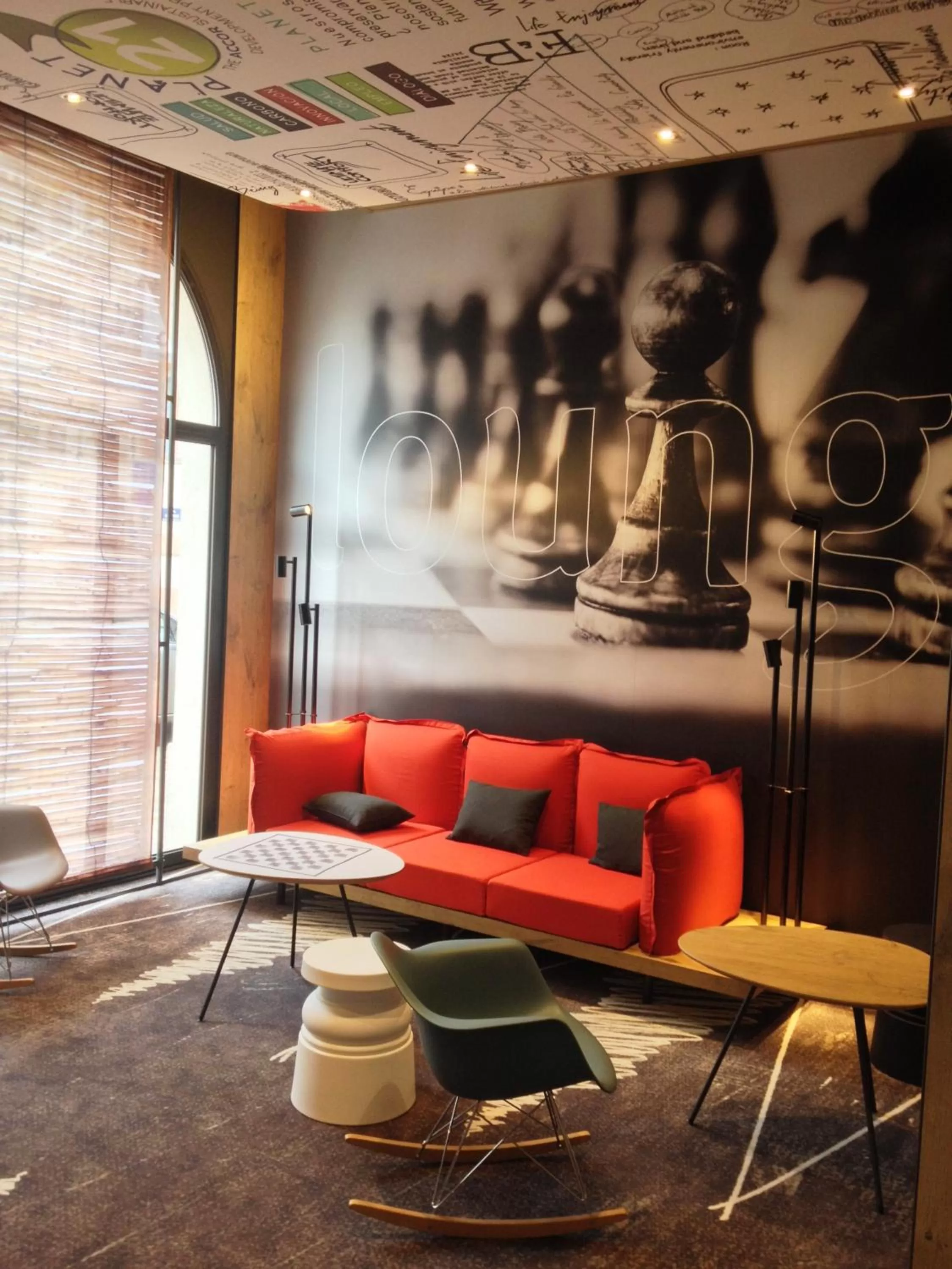 Communal lounge/ TV room in Ibis Agen Centre Gare