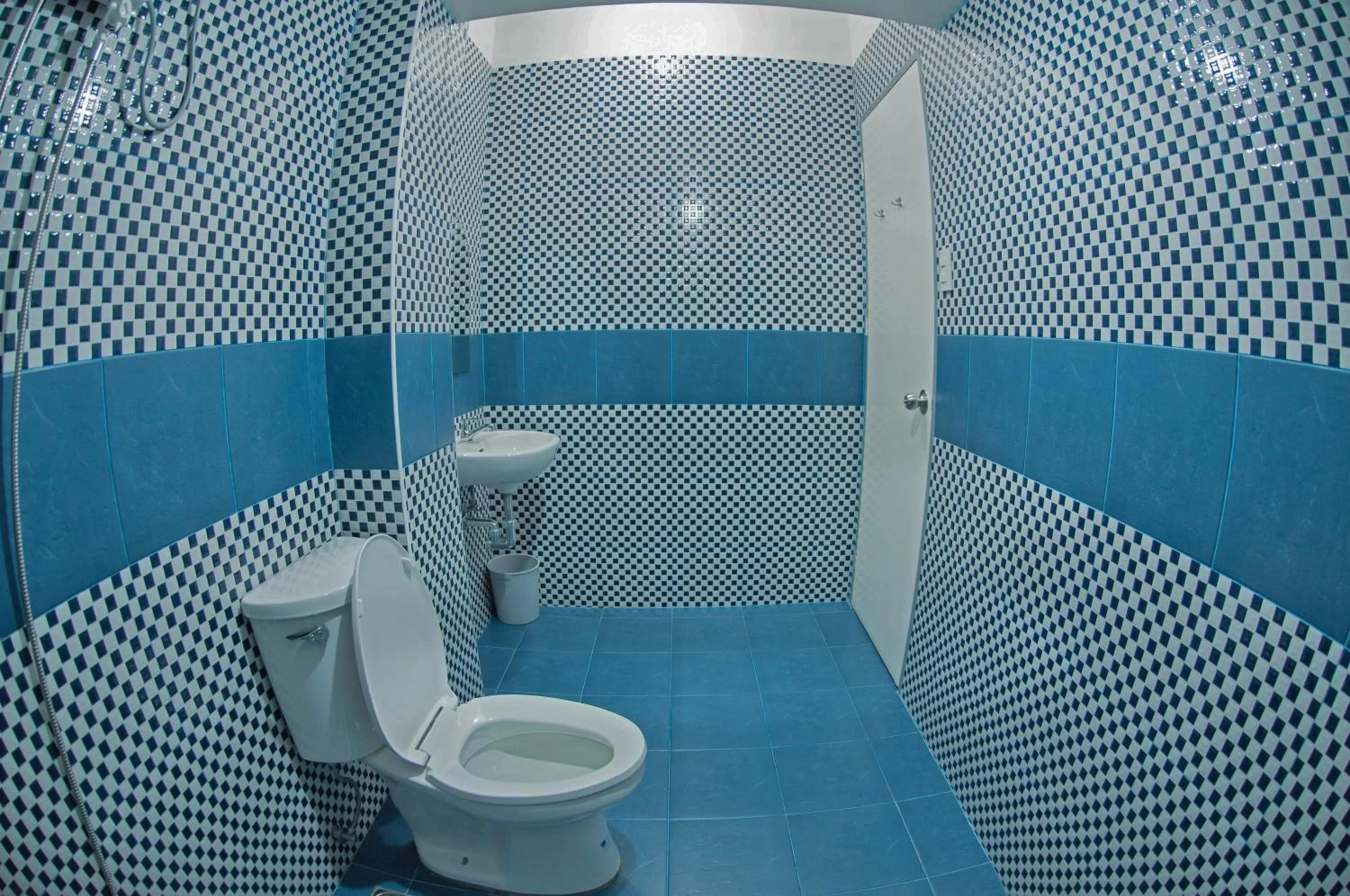 Shower in The Half House by Elmar Cabin