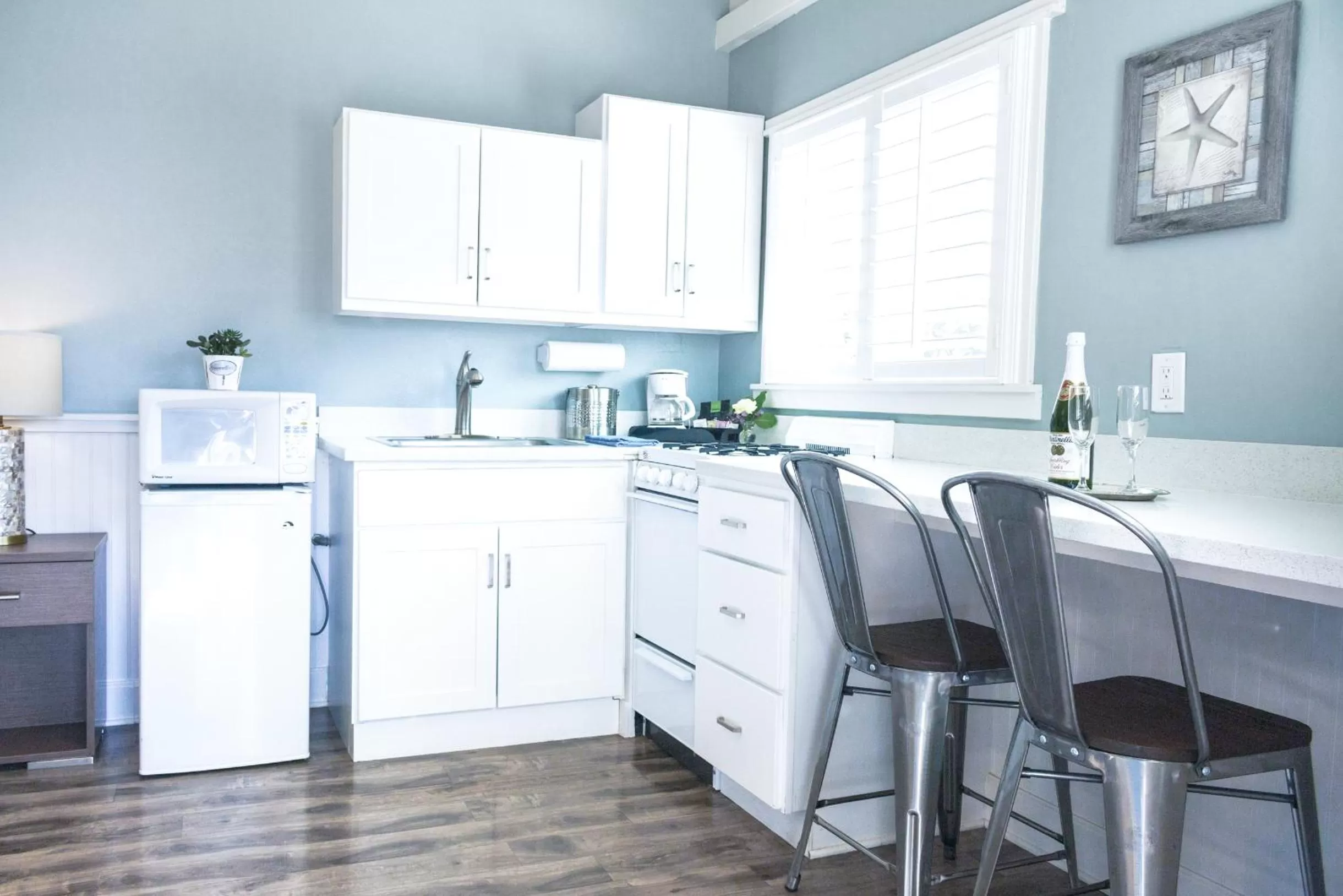 Kitchen or kitchenette in Ocean Echo Inn & Beach Cottages