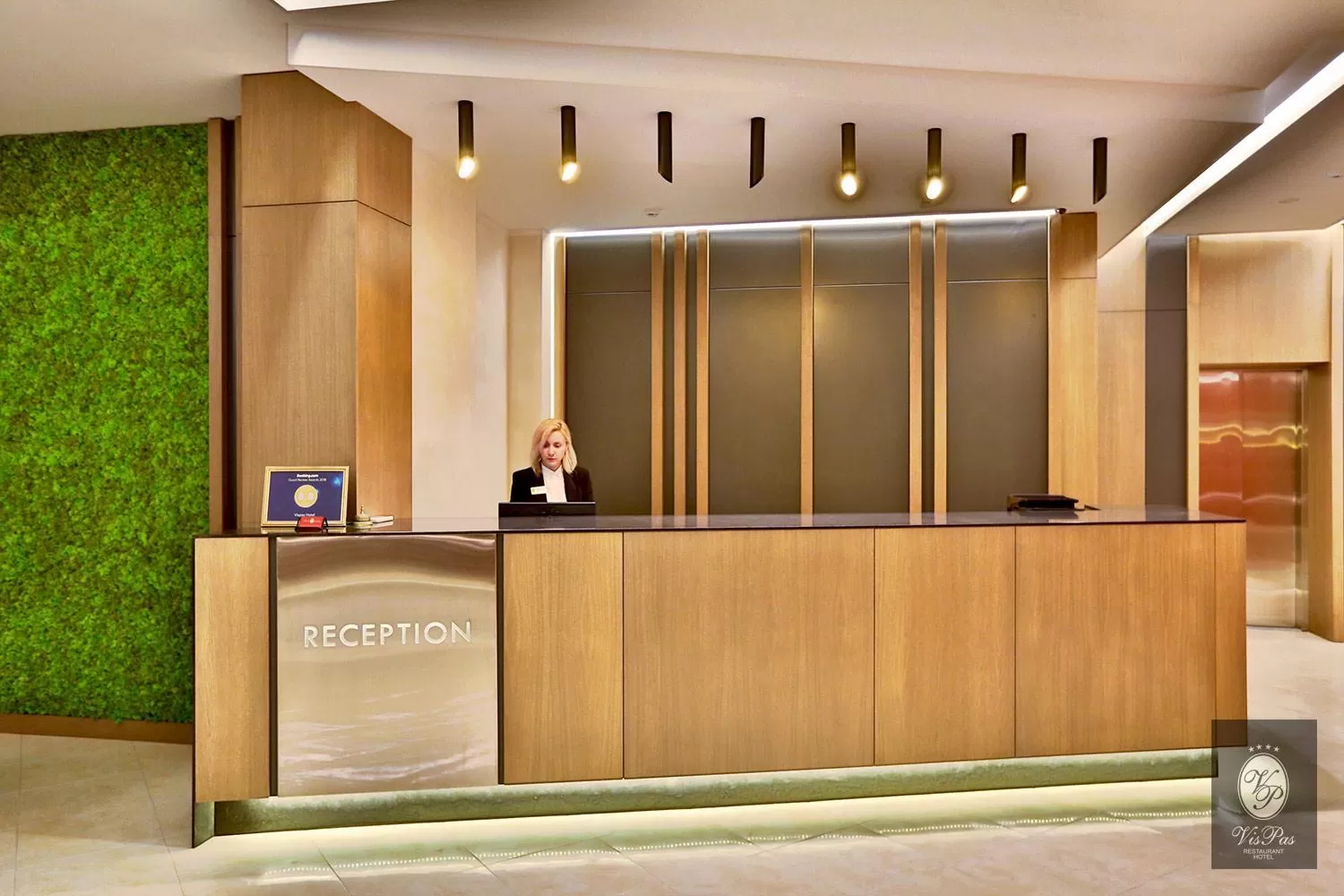 Lobby or reception in VisPas Hotel