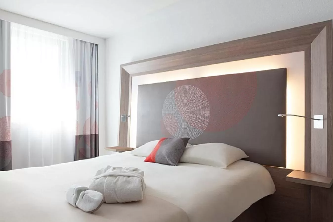 Bedroom, Bed in Novotel Paris Nord Expo Aulnay