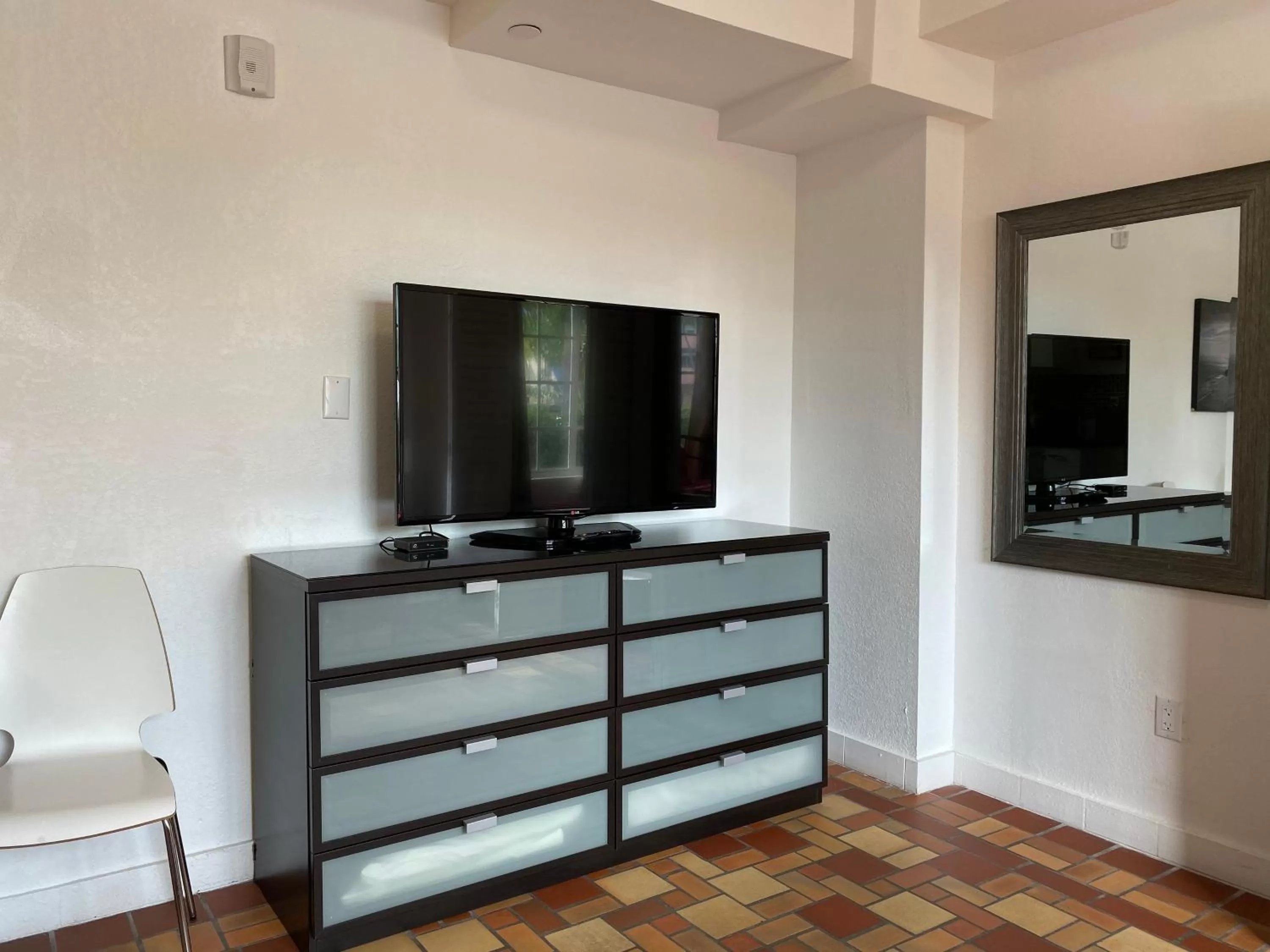 TV and multimedia in Harding Boutique Apartments