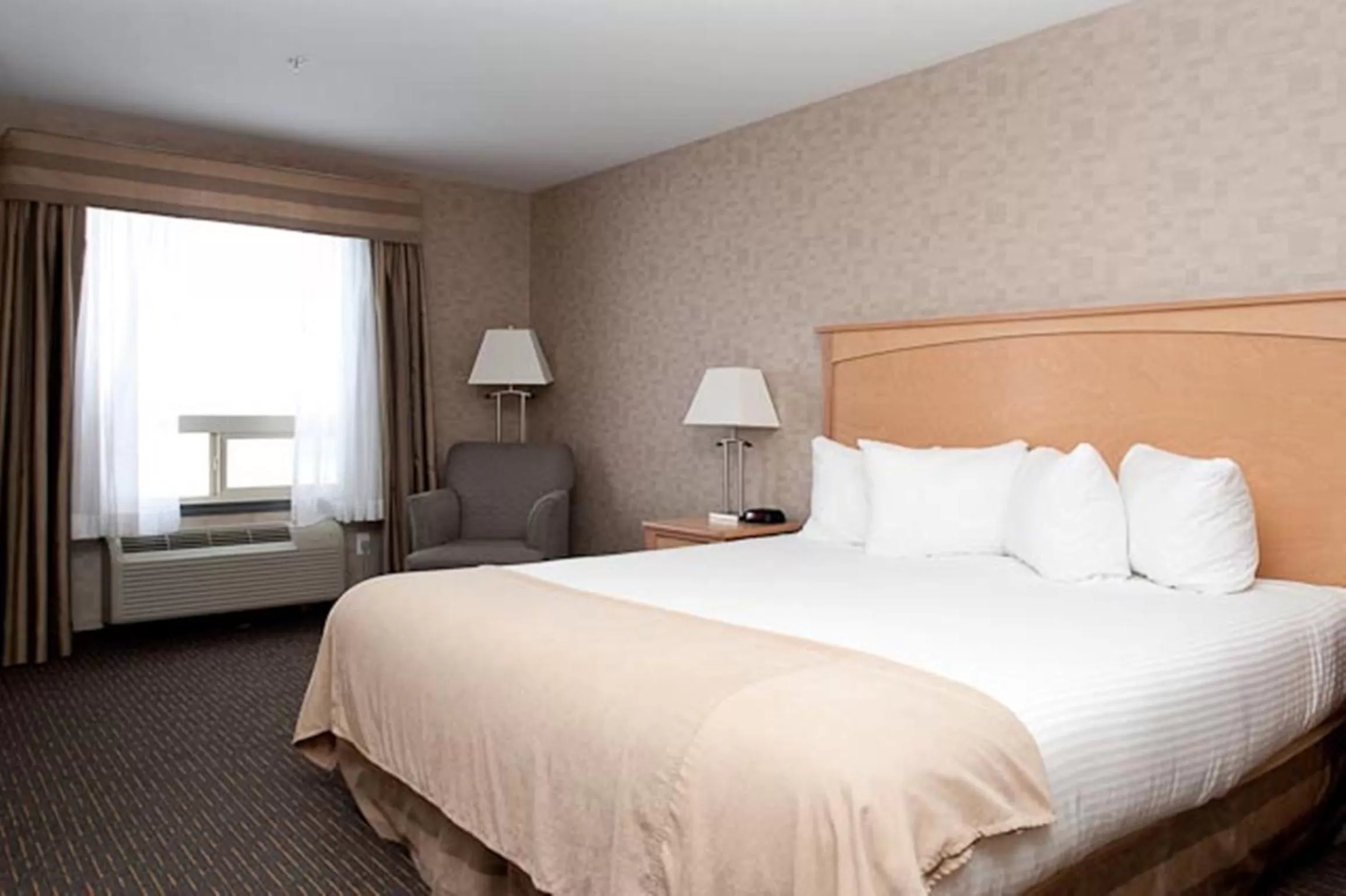 Bed in Paradise Inn and Suites