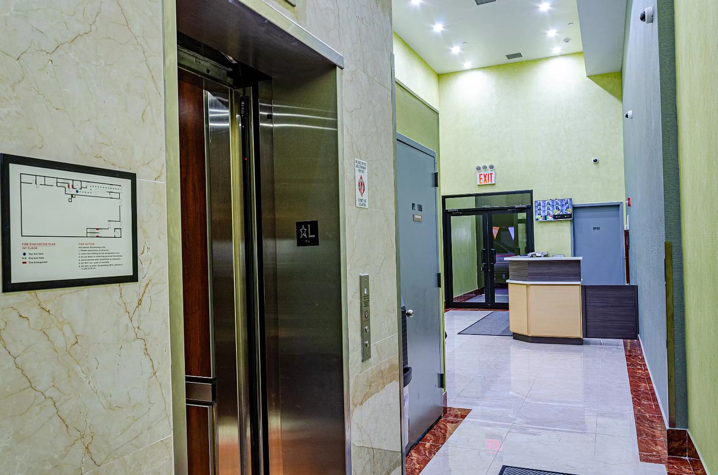 Lobby or reception in Elmhurst Hotel