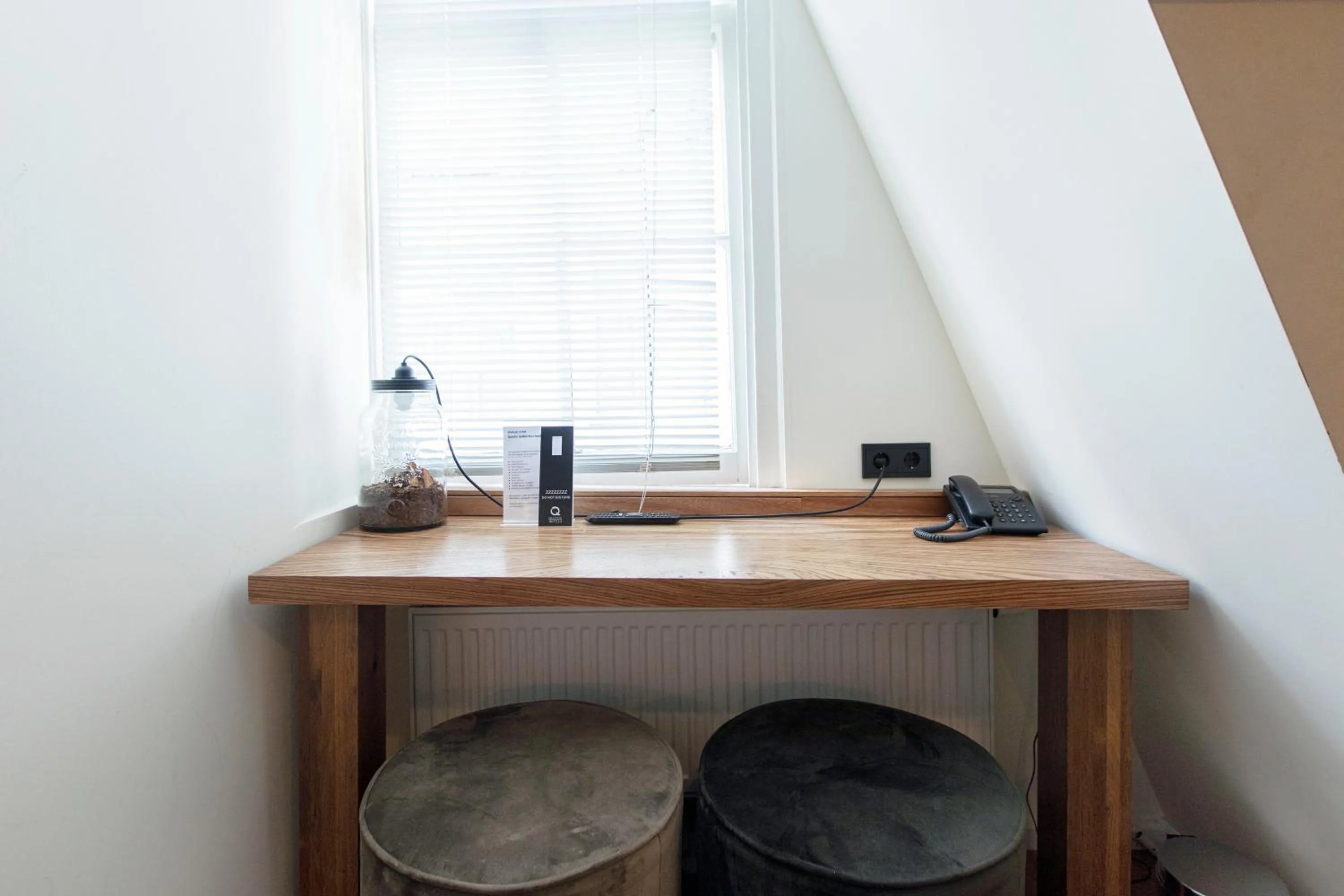 Seating area in Quentin Golden Bear Hotel