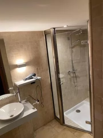 Shower in Casino Circus d'Allevard