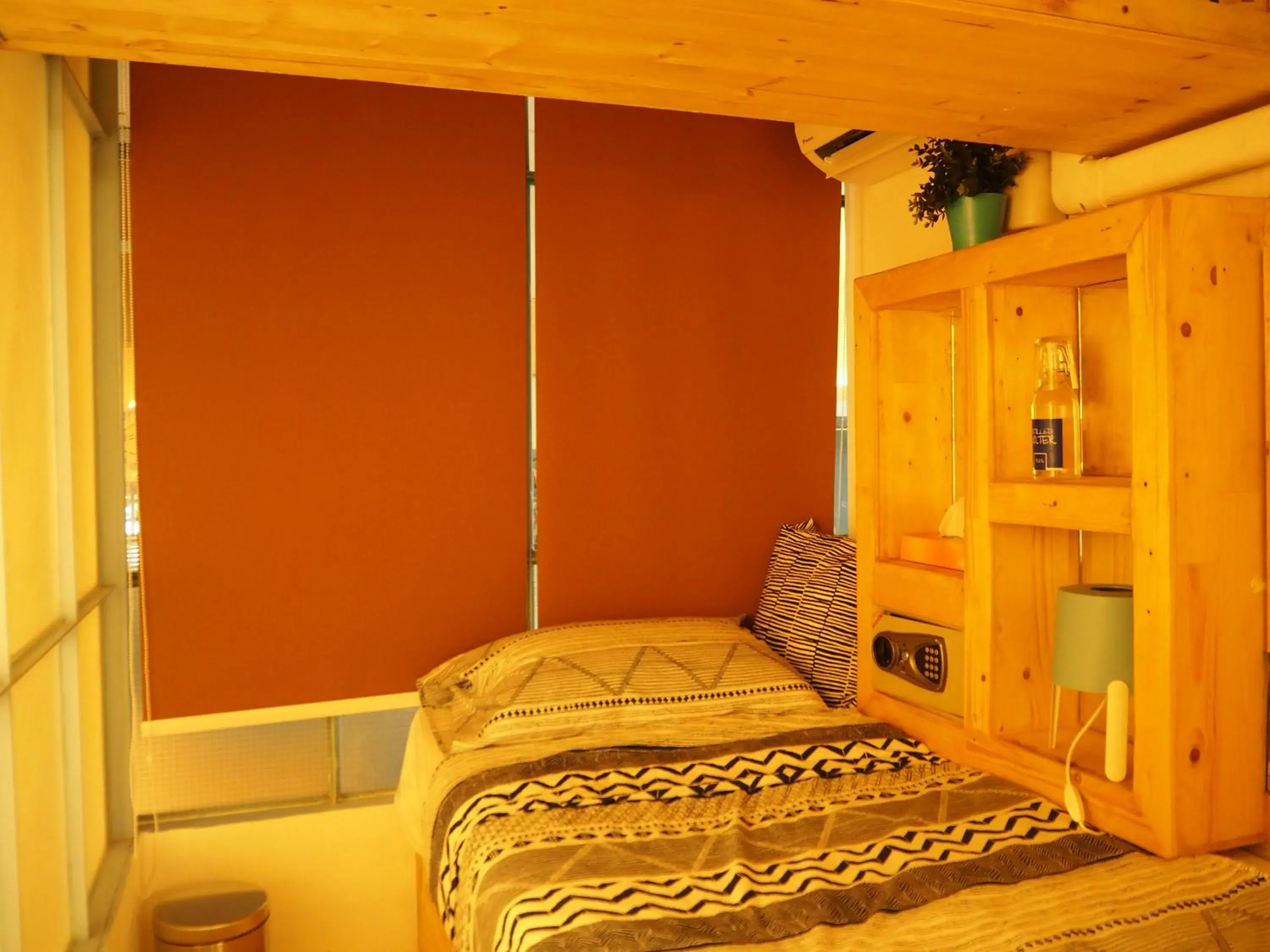 Single Room with Shared Shower and Toilet in Blu Cabin Ari Stylish Gay Poshtel Single Room with Shared Shower and Toilet in Blu Cabin Ari Stylish Gay Poshtel