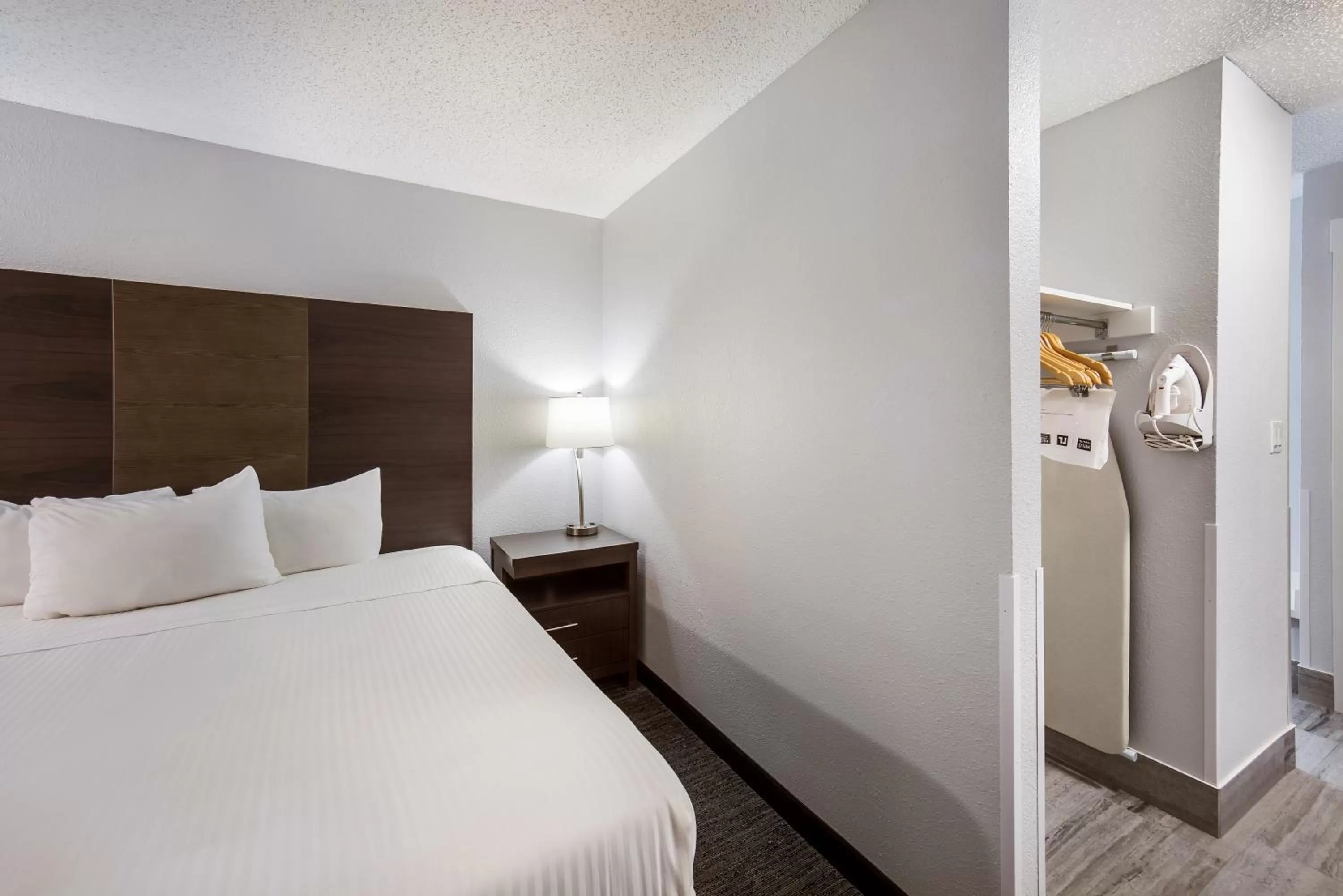 Bedroom, Bed in Red Lion Inn & Suites Grants Pass