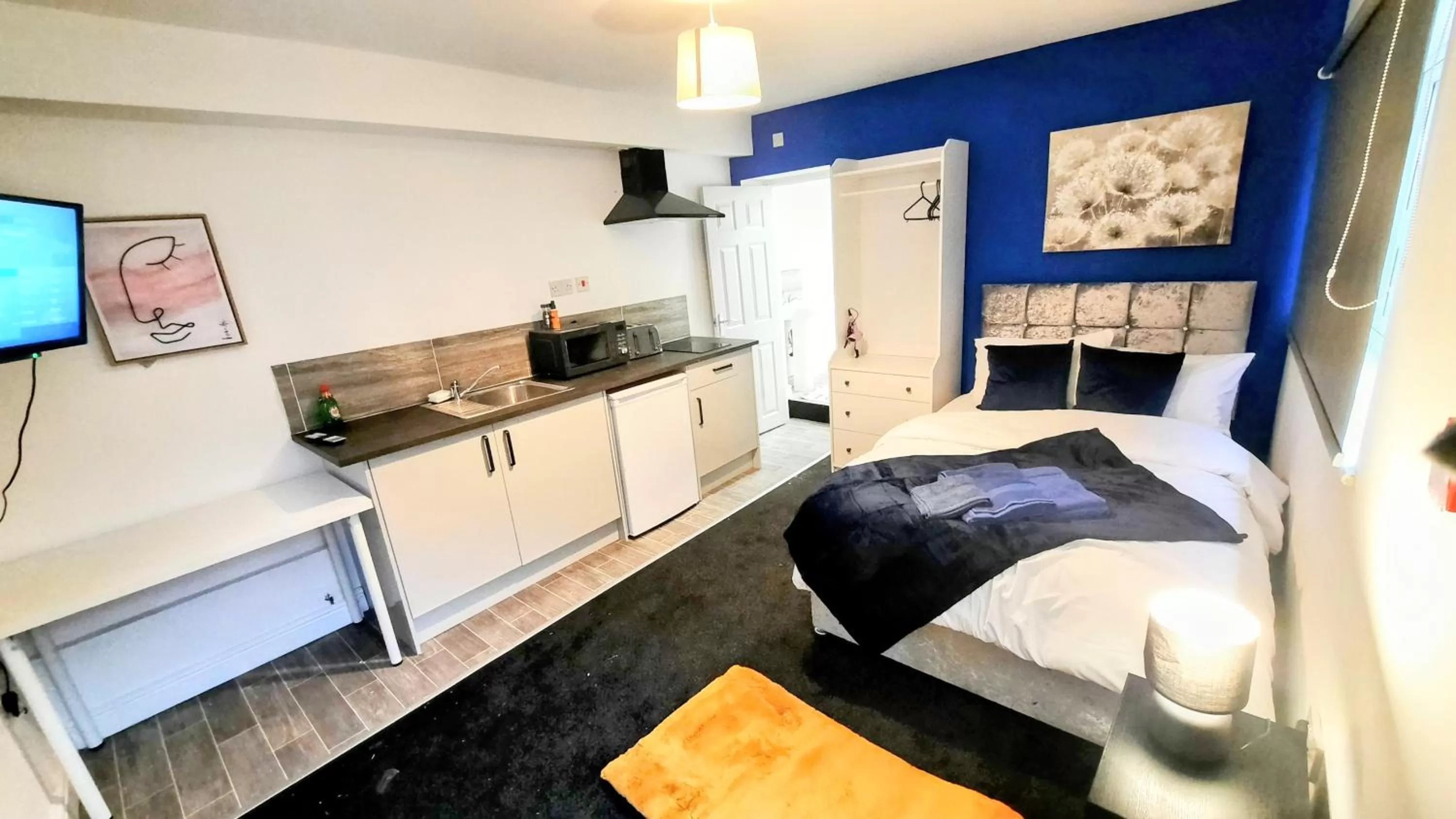 Bed, Kitchen/Kitchenette in Burford Road - Stay. Sleep. Rest.