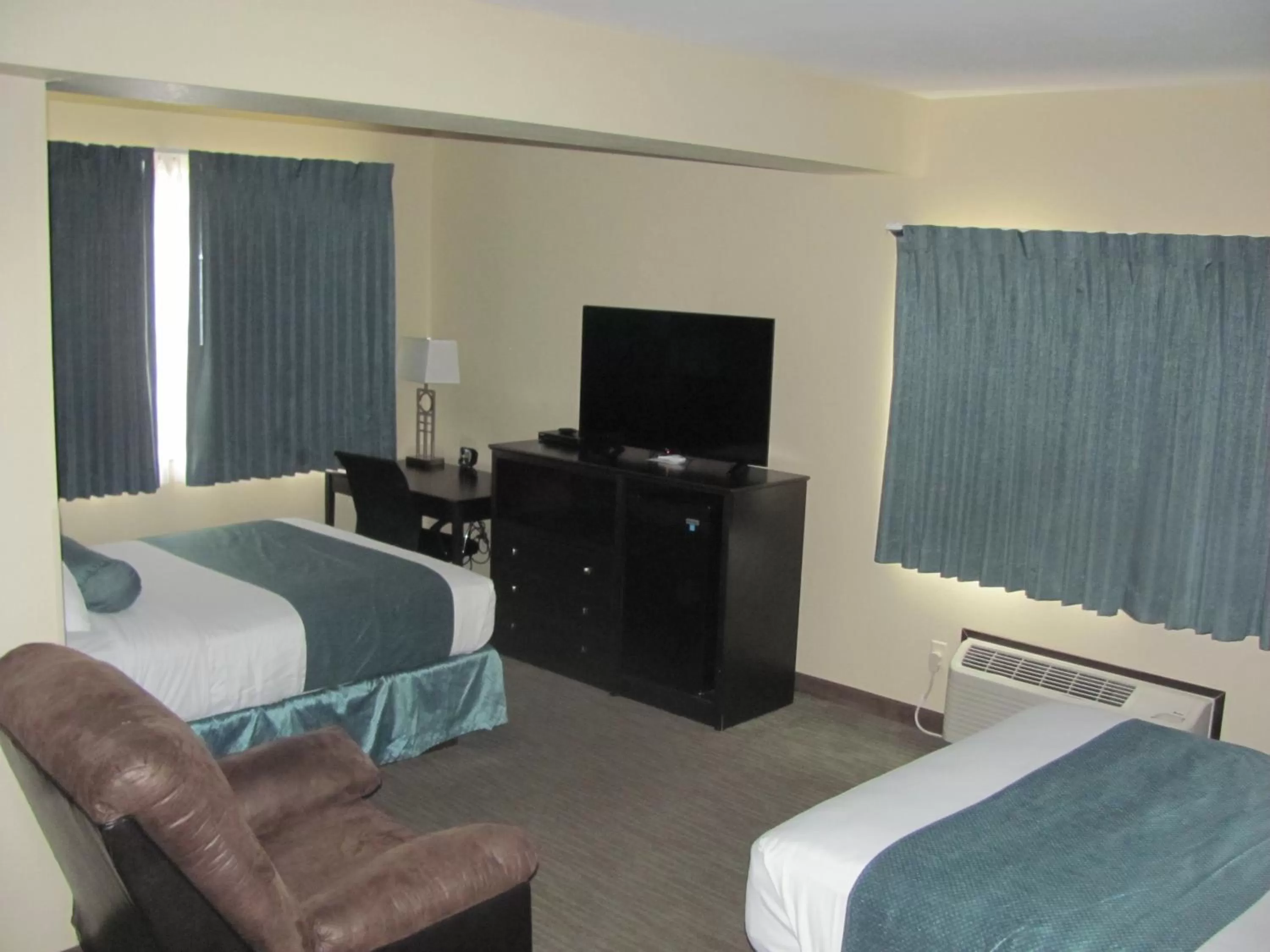 Bed in Cobblestone Inn & Suites - Fort Dodge