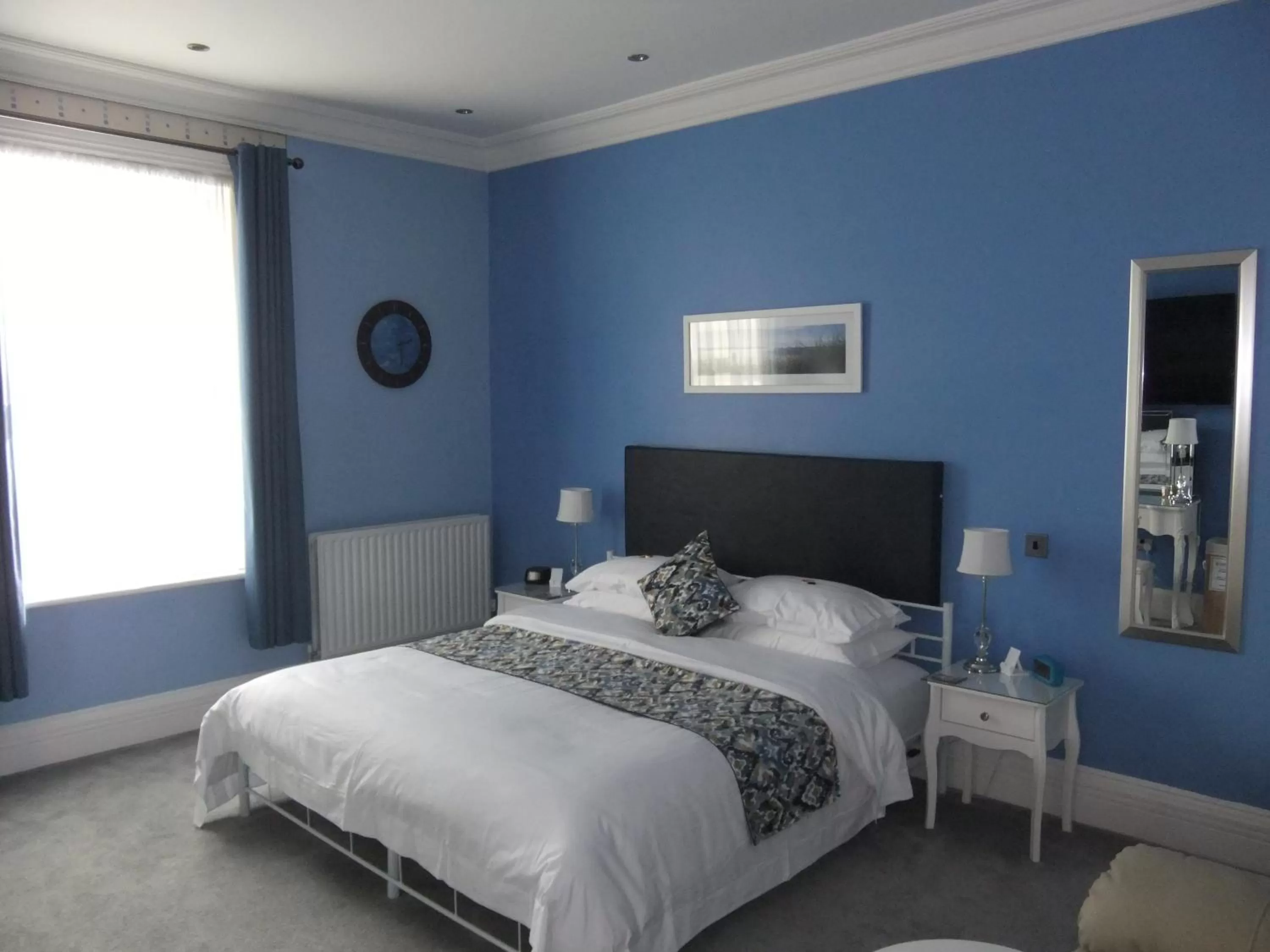 Photo of the whole room, Bed in FourRooms - Couples Only