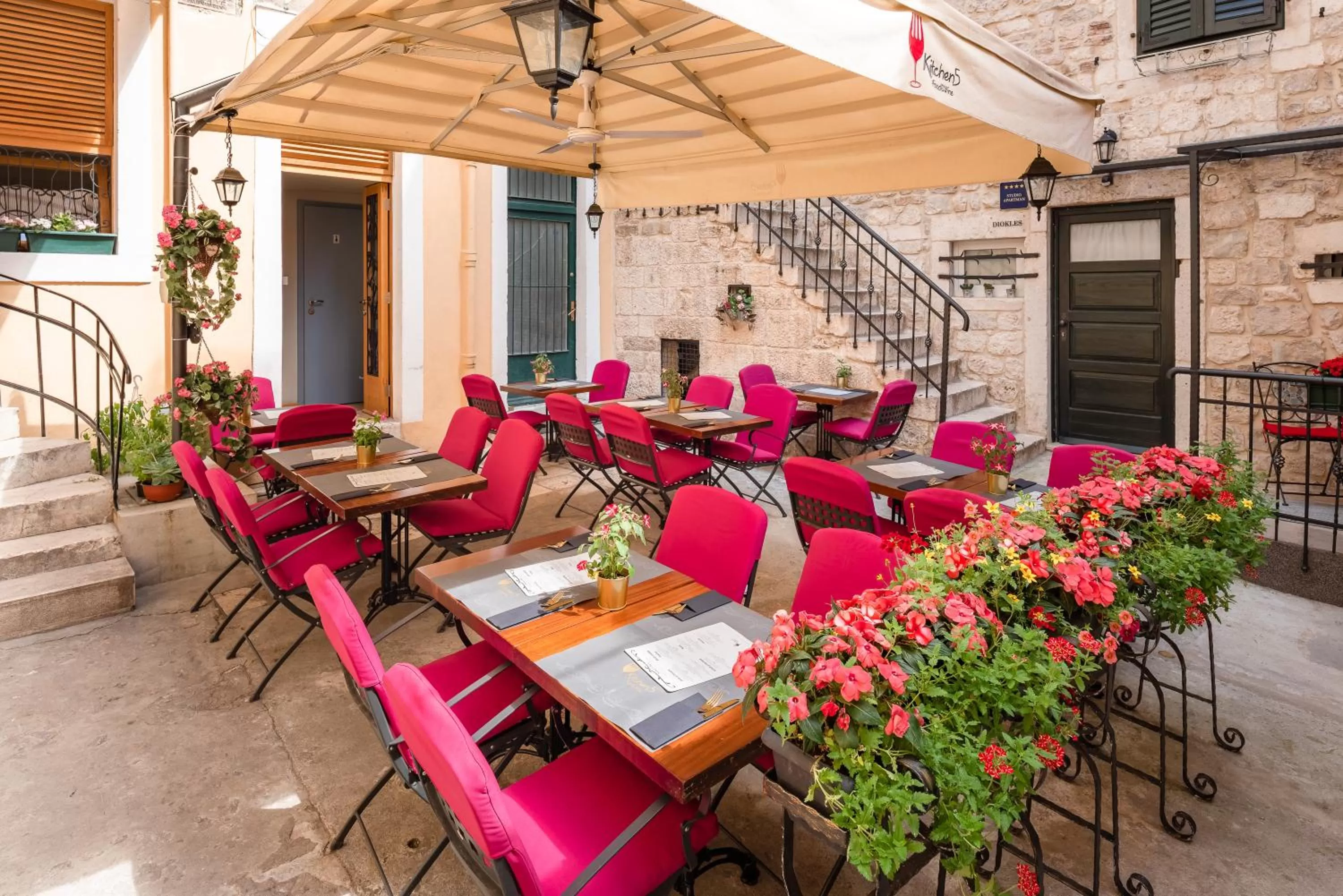 Restaurant/places to eat in Piazza Heritage Hotel