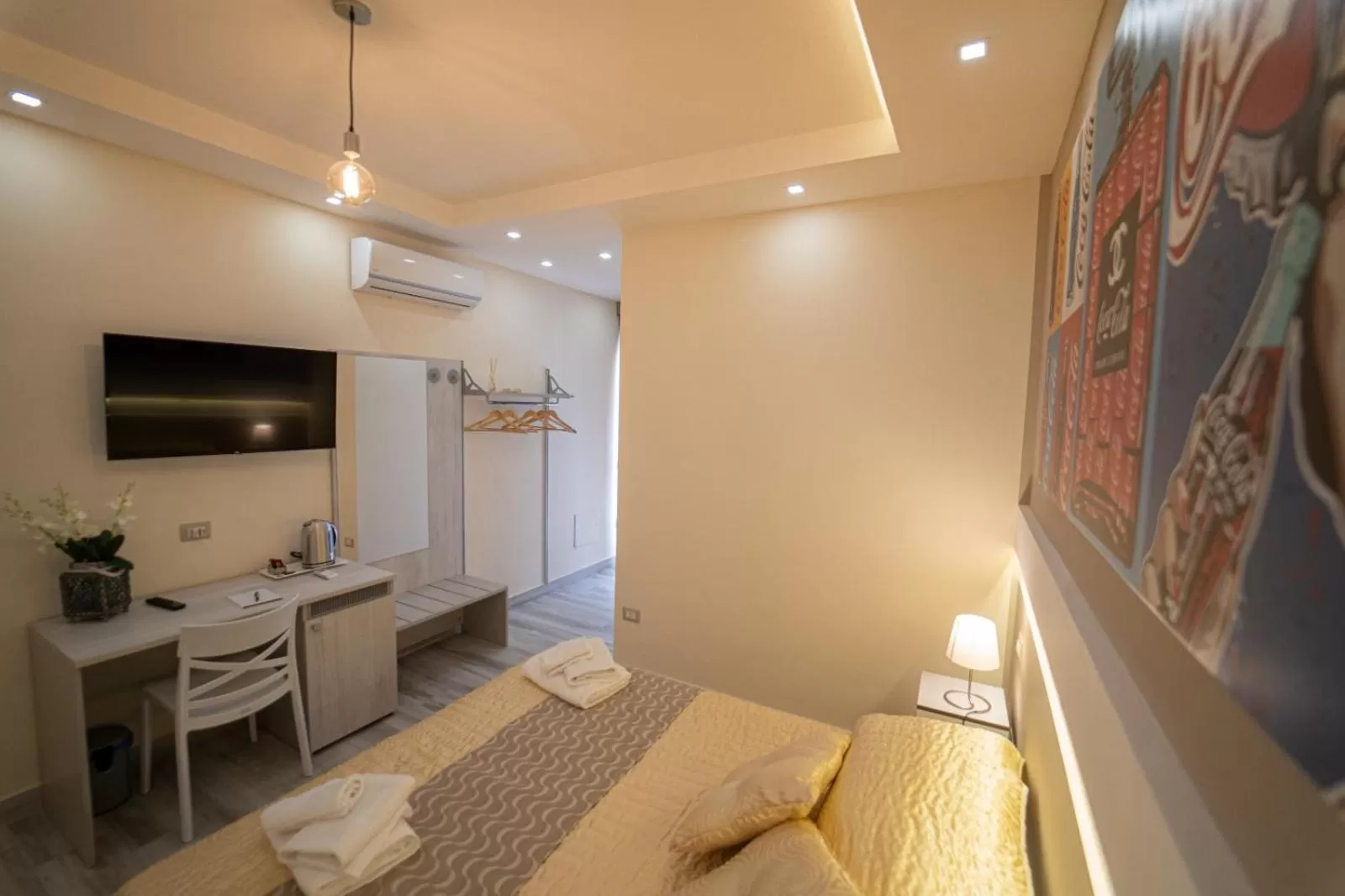 Staff, TV/Entertainment Center in B&B In Centro