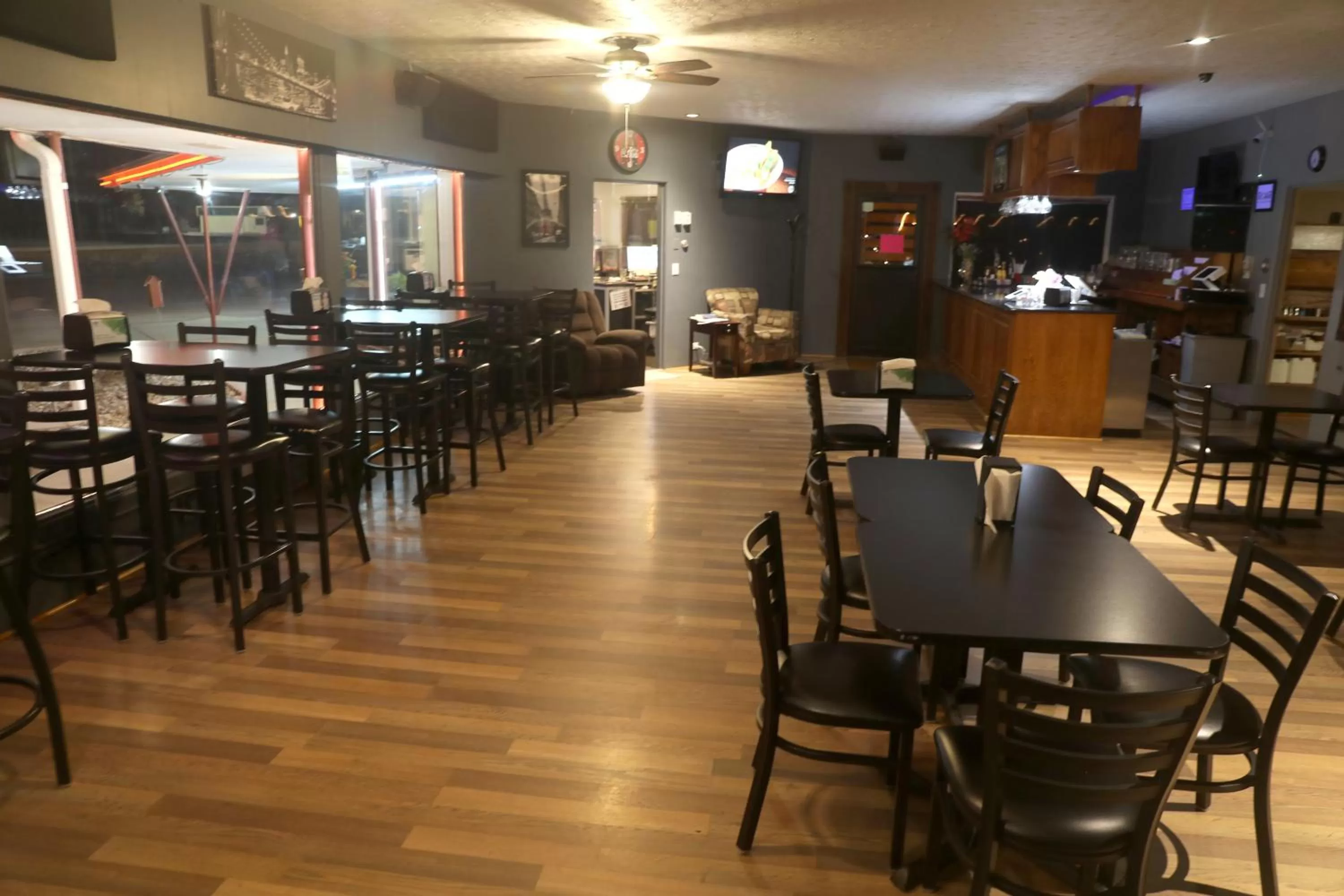 Restaurant/places to eat in Raine Motel