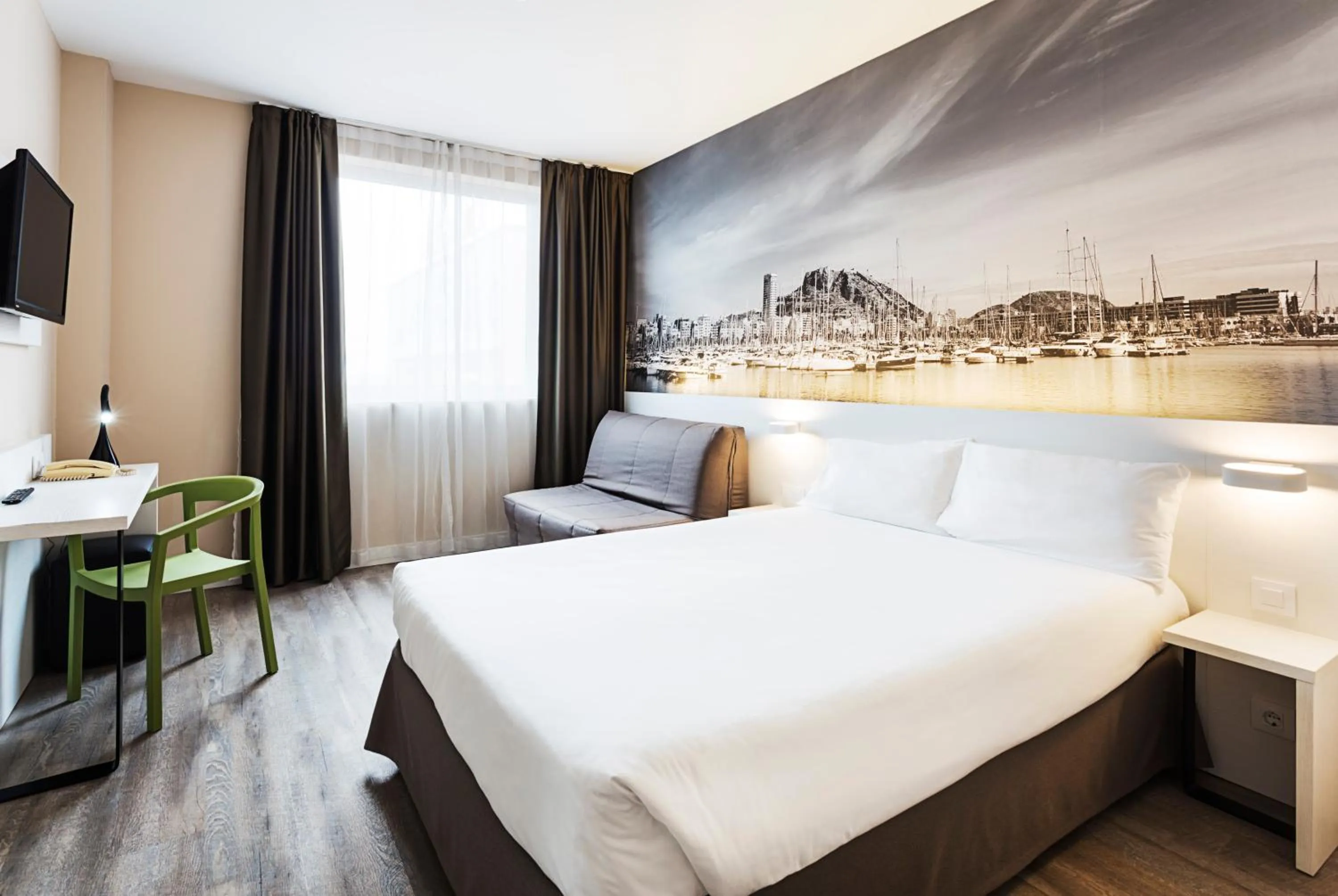 Spring, Bed in B&B HOTEL Alicante