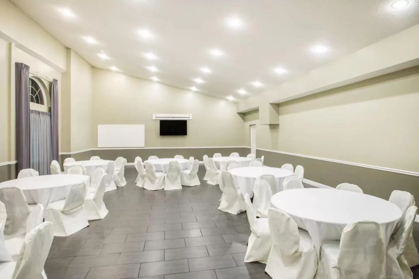 Banquet/Function facilities in Days Inn & Suites by Wyndham Cherry Hill - Philadelphia
