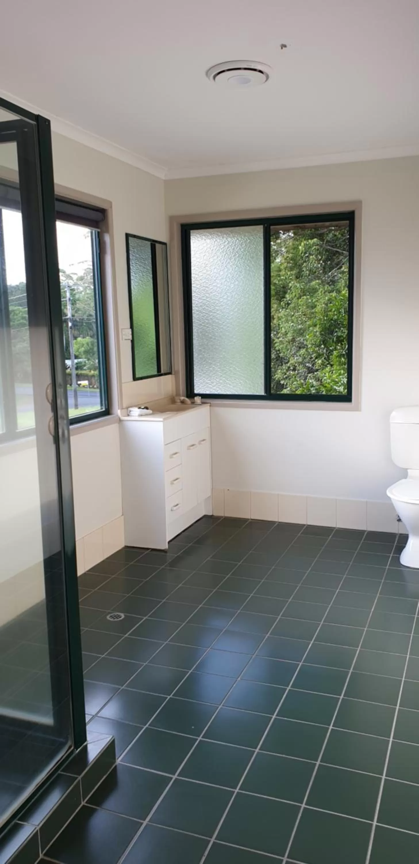 Shower, Bed in Tranquil Park