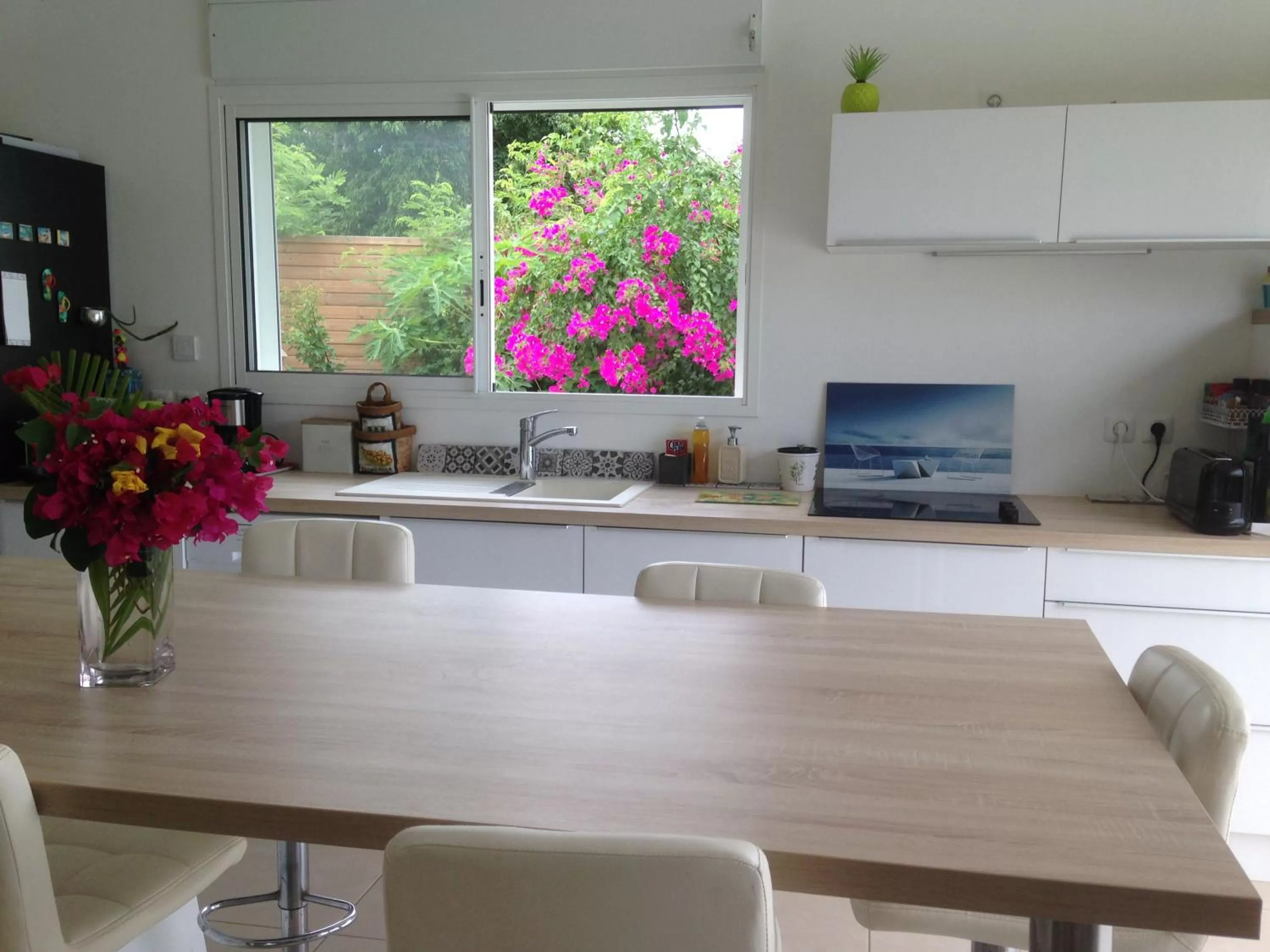 Communal kitchen in Chambre d'hôte Coeur-CoCo piscine