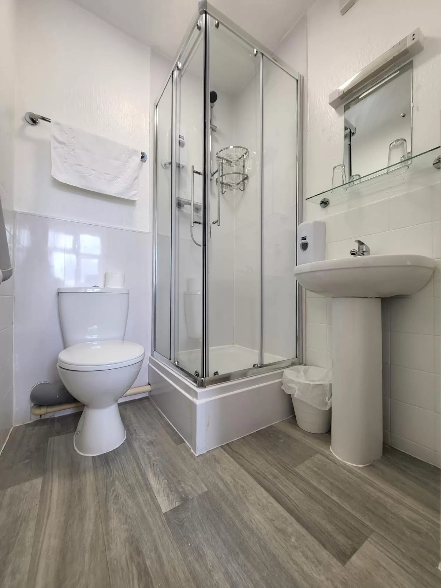 Bathroom in Beach Hotel Torbay B&B