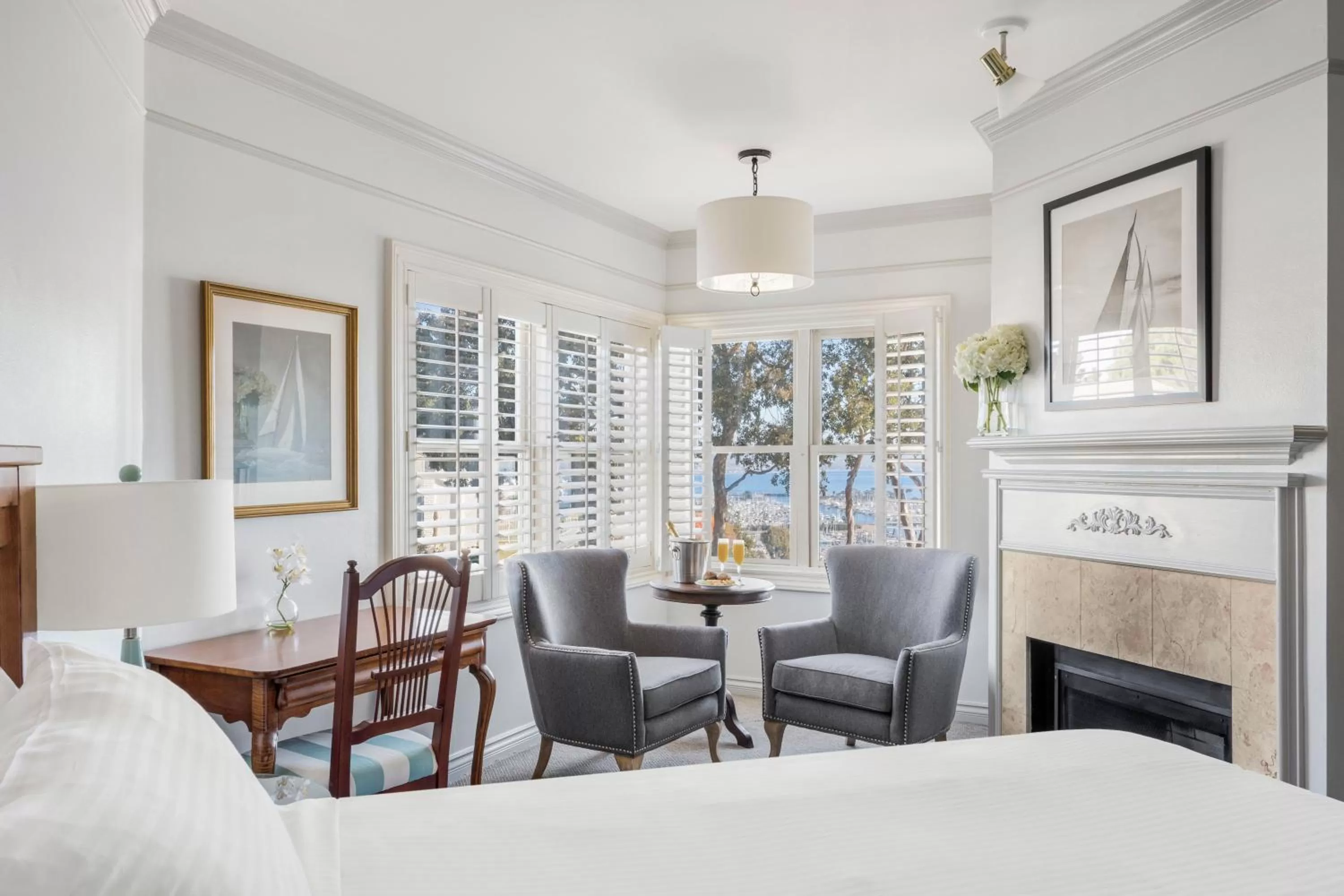 Seating area, Bed in Blue Lantern Inn, A Four Sisters Inn