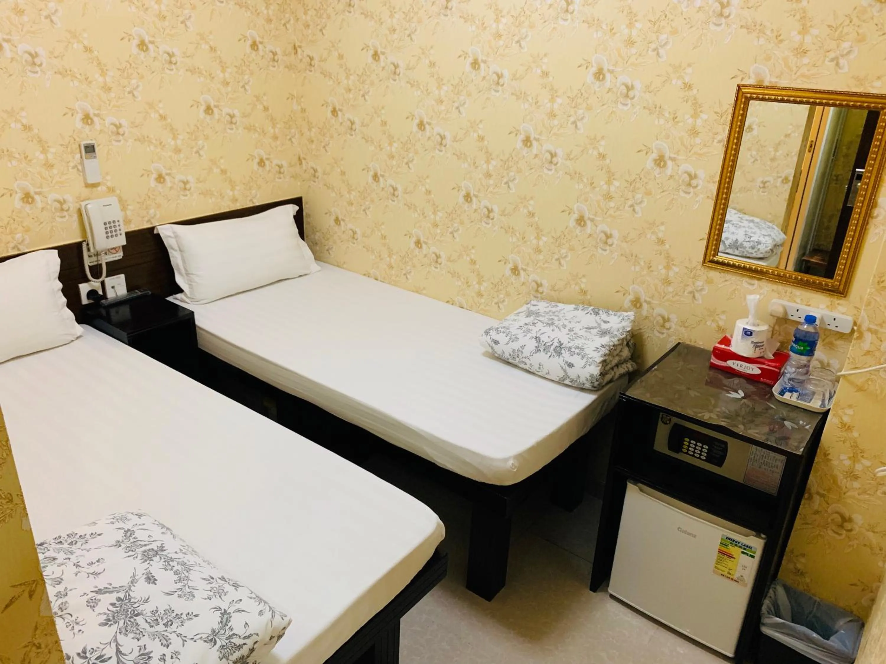 Photo of the whole room, Bed in Modern